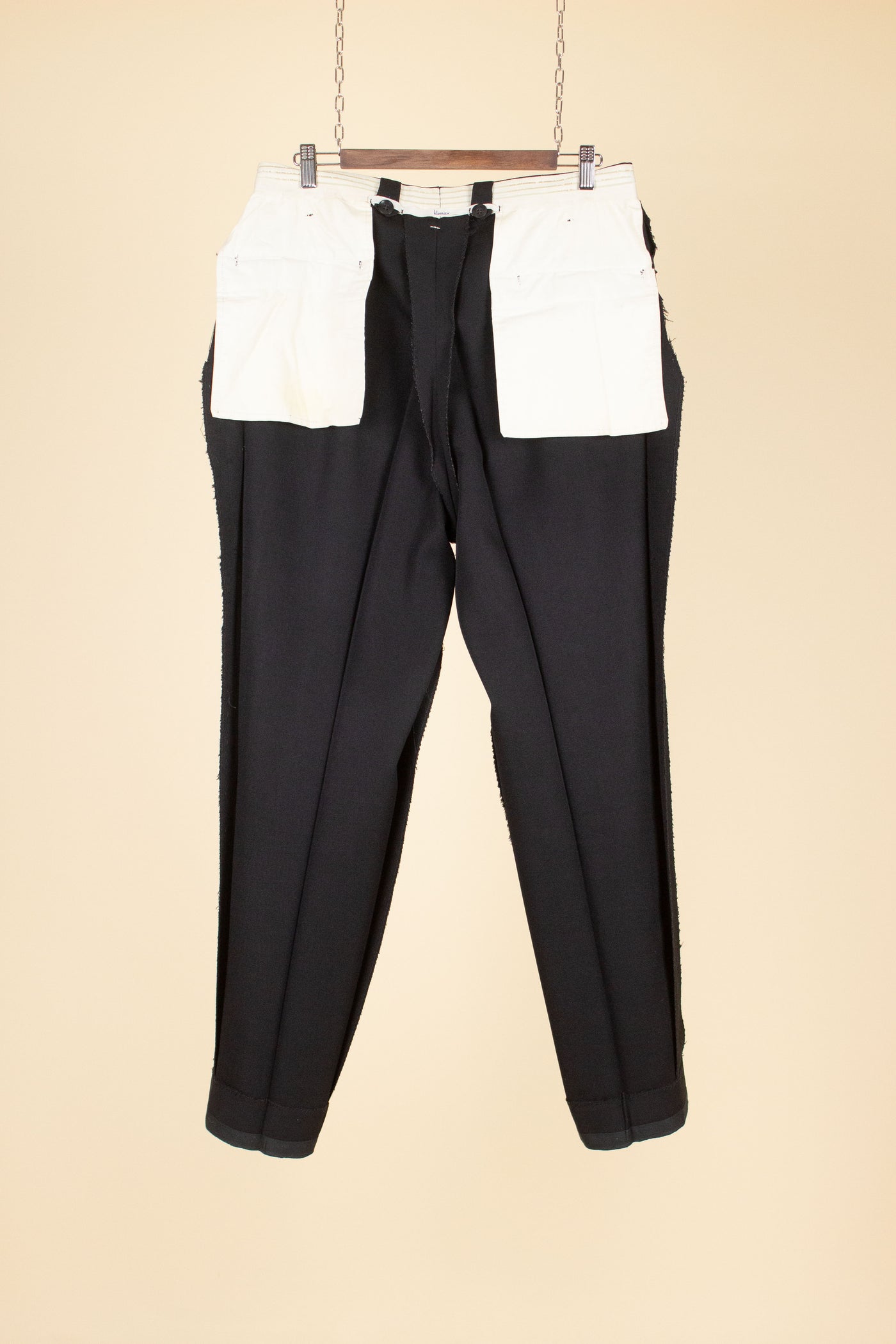 SWEDISH 1950S BLACK TWO PIECE SINGLE BREASTED SUIT, MAKER UNKNOWN. SIZE CA EU 56
