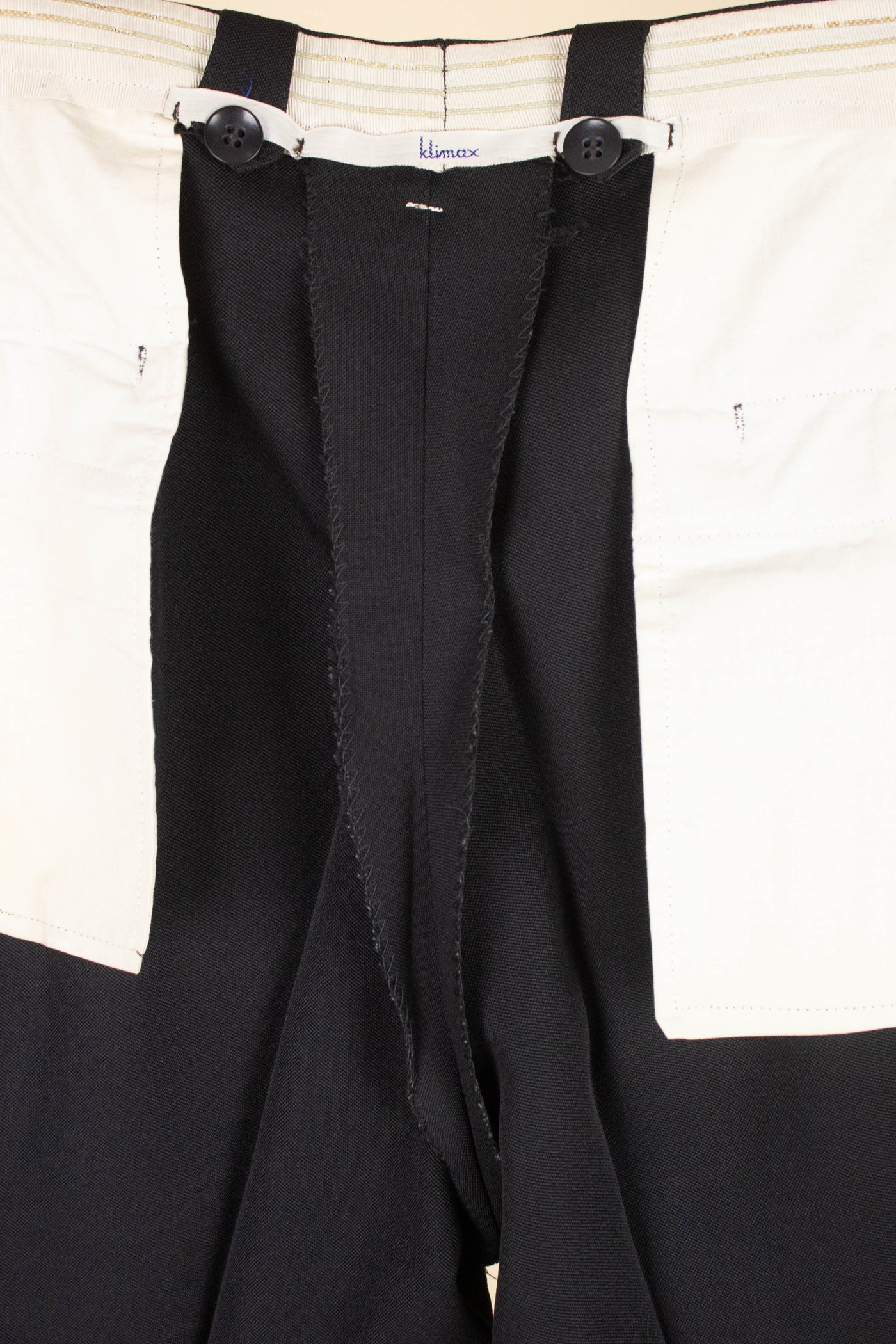 SWEDISH 1950S BLACK TWO PIECE SINGLE BREASTED SUIT, MAKER UNKNOWN. SIZE CA EU 56