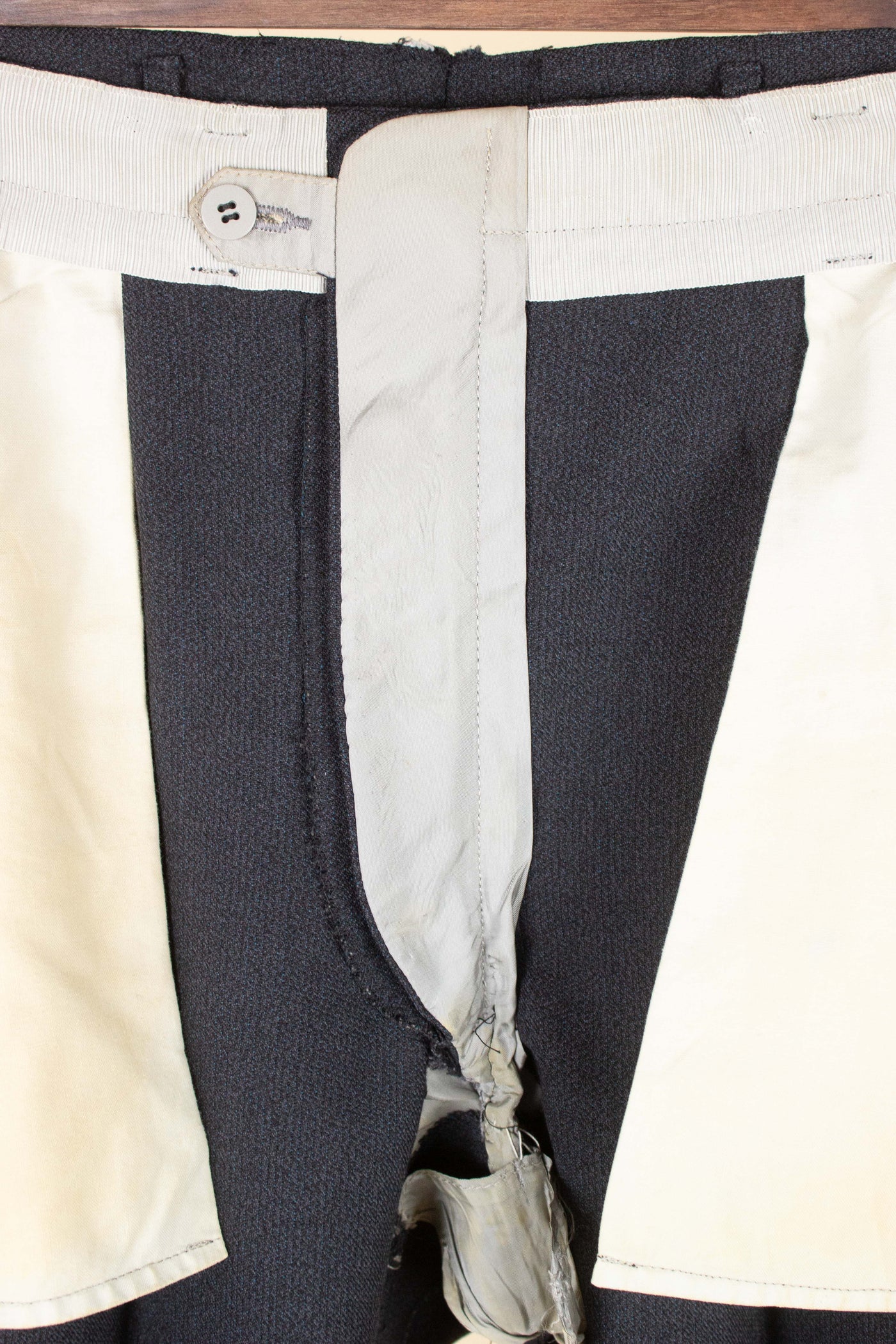 SWEDISH 1950S GREY TWO PIECE SINGLE BREASTED SUIT BY KABOM. SIZE CA EU 50