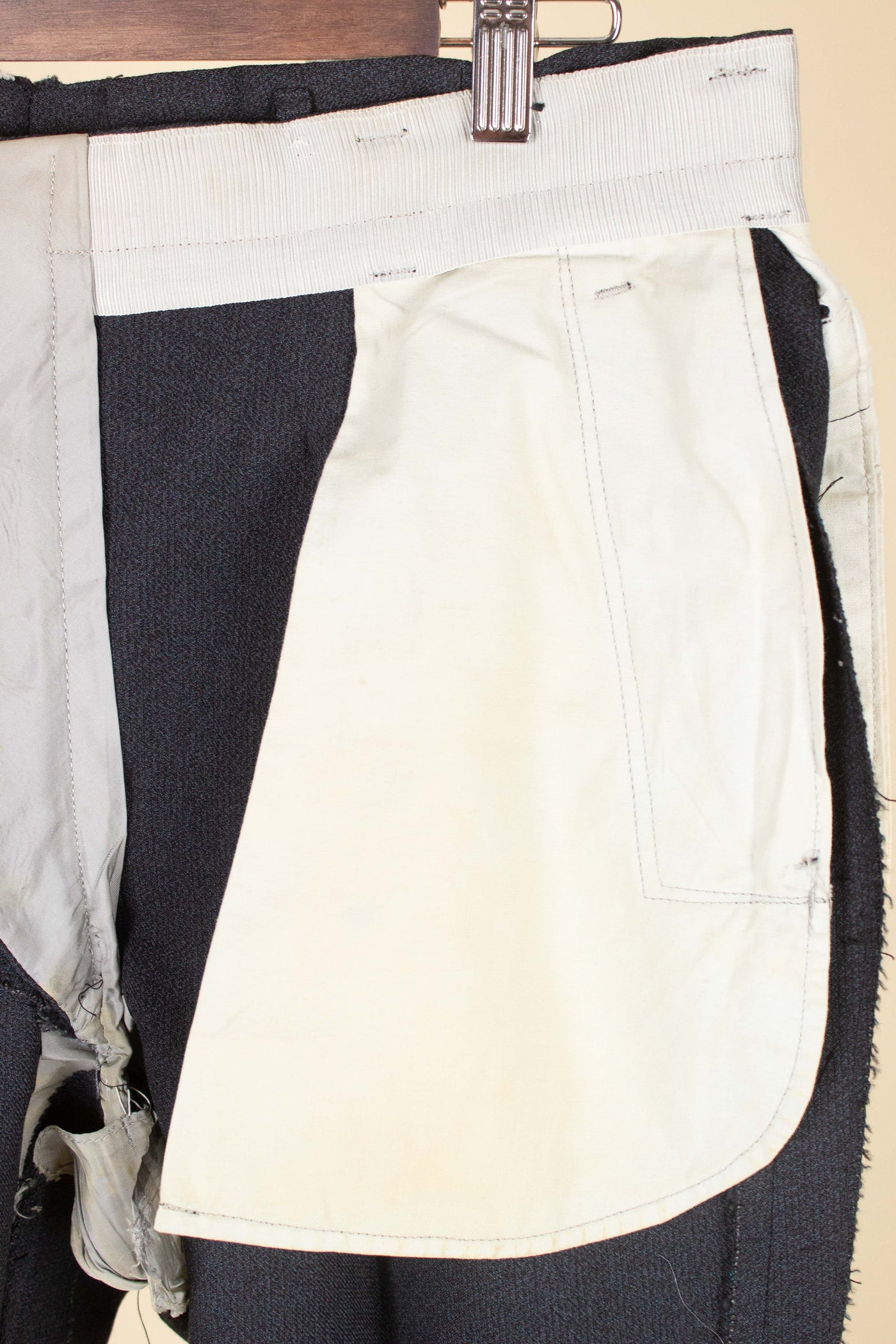 SWEDISH 1950S GREY TWO PIECE SINGLE BREASTED SUIT BY KABOM. SIZE CA EU 50