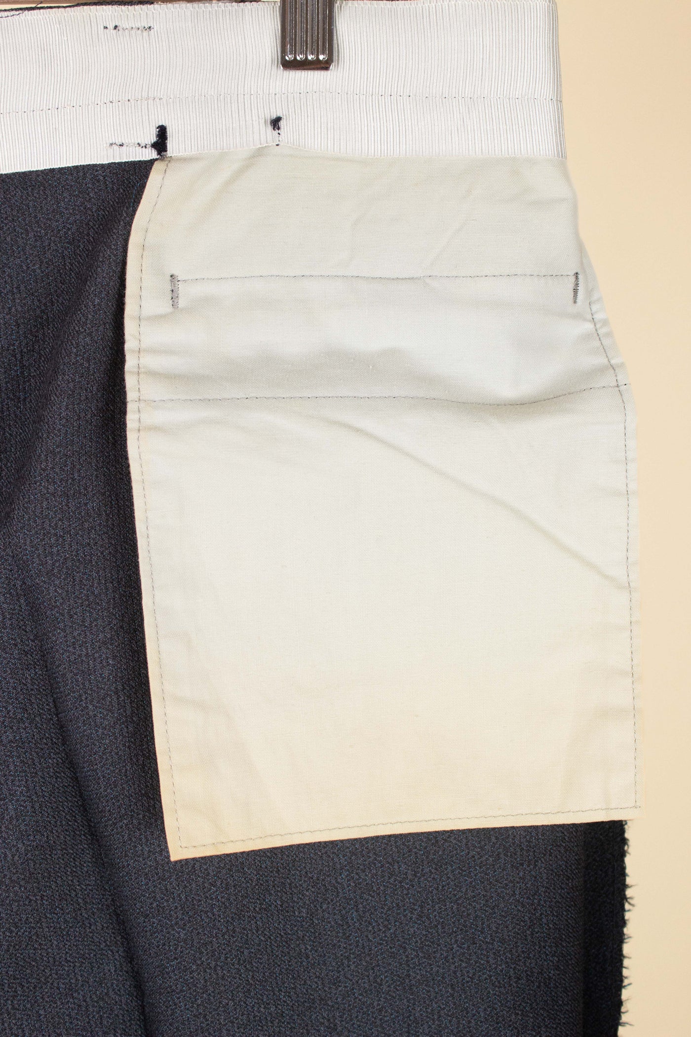 SWEDISH 1950S GREY TWO PIECE SINGLE BREASTED SUIT BY KABOM. SIZE CA EU 50