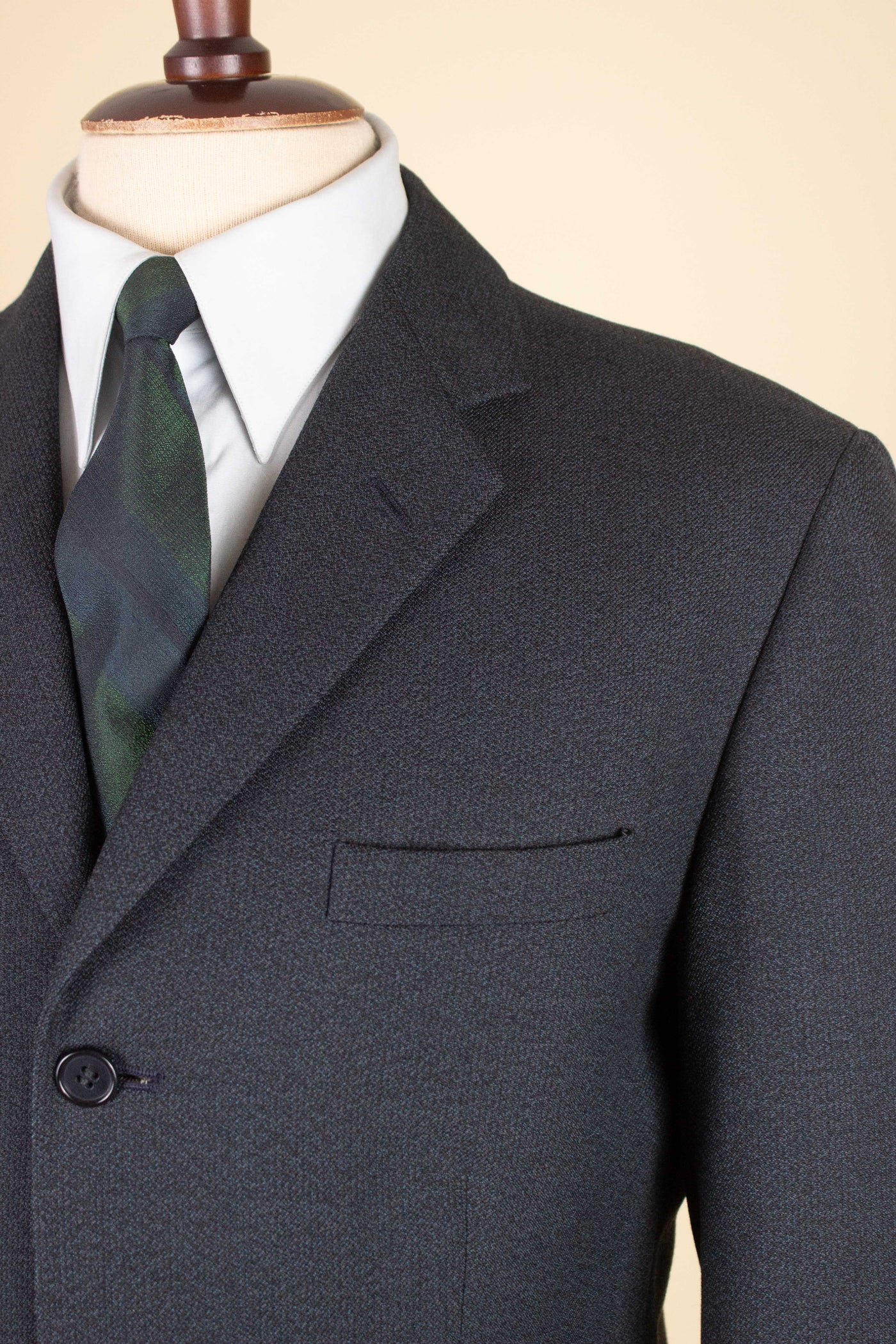 SWEDISH 1950S GREY TWO PIECE SINGLE BREASTED SUIT BY KABOM. SIZE CA EU 50