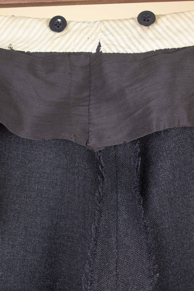 BRITISH 1961 DARK GREY TWO PIECE SINGLE BREASTED SUIT BY ANDERSON & SHEPPARD. SIZE CA EU 48