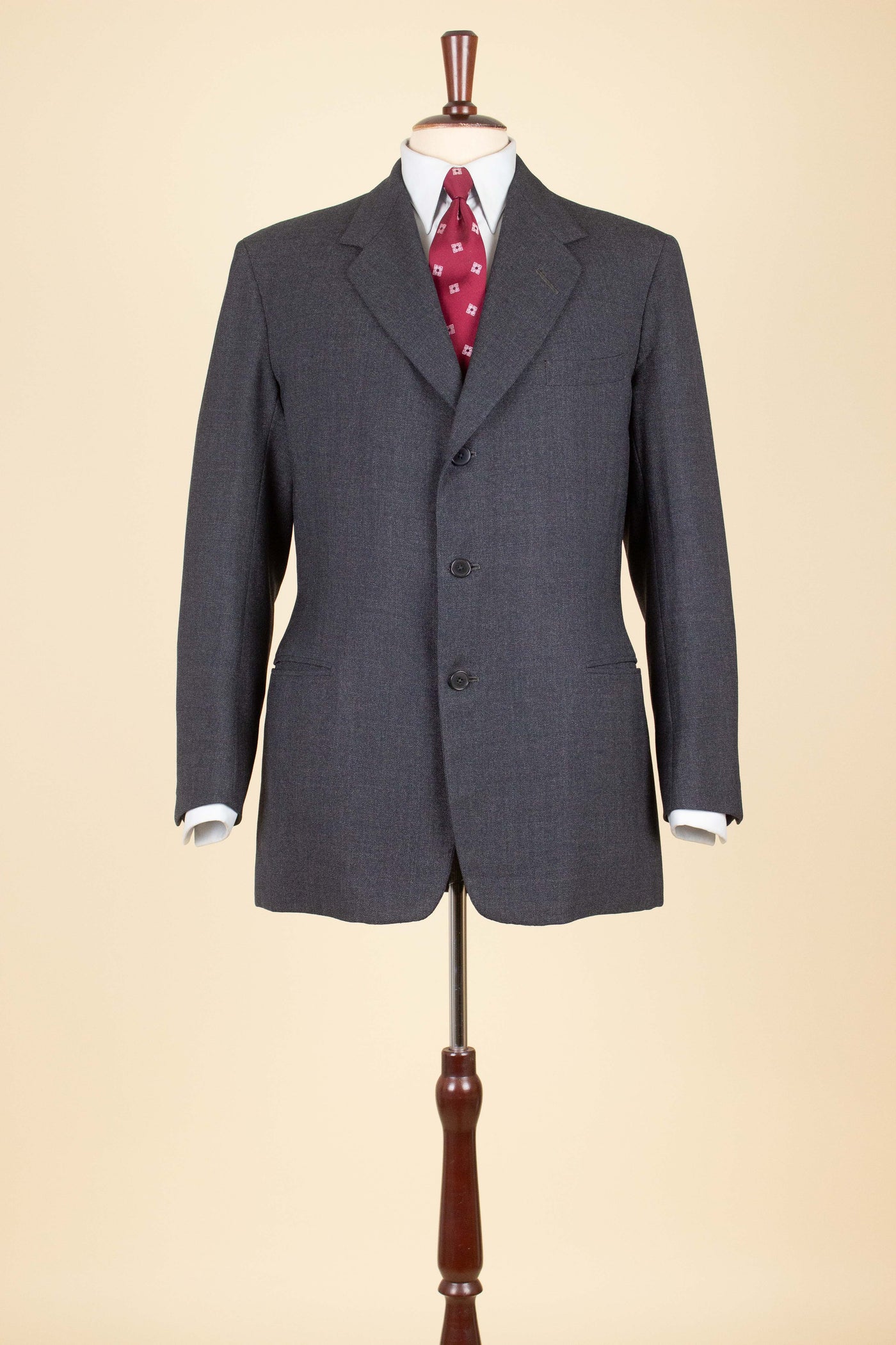 BRITISH 1961 DARK GREY TWO PIECE SINGLE BREASTED SUIT BY ANDERSON & SHEPPARD. SIZE CA EU 48