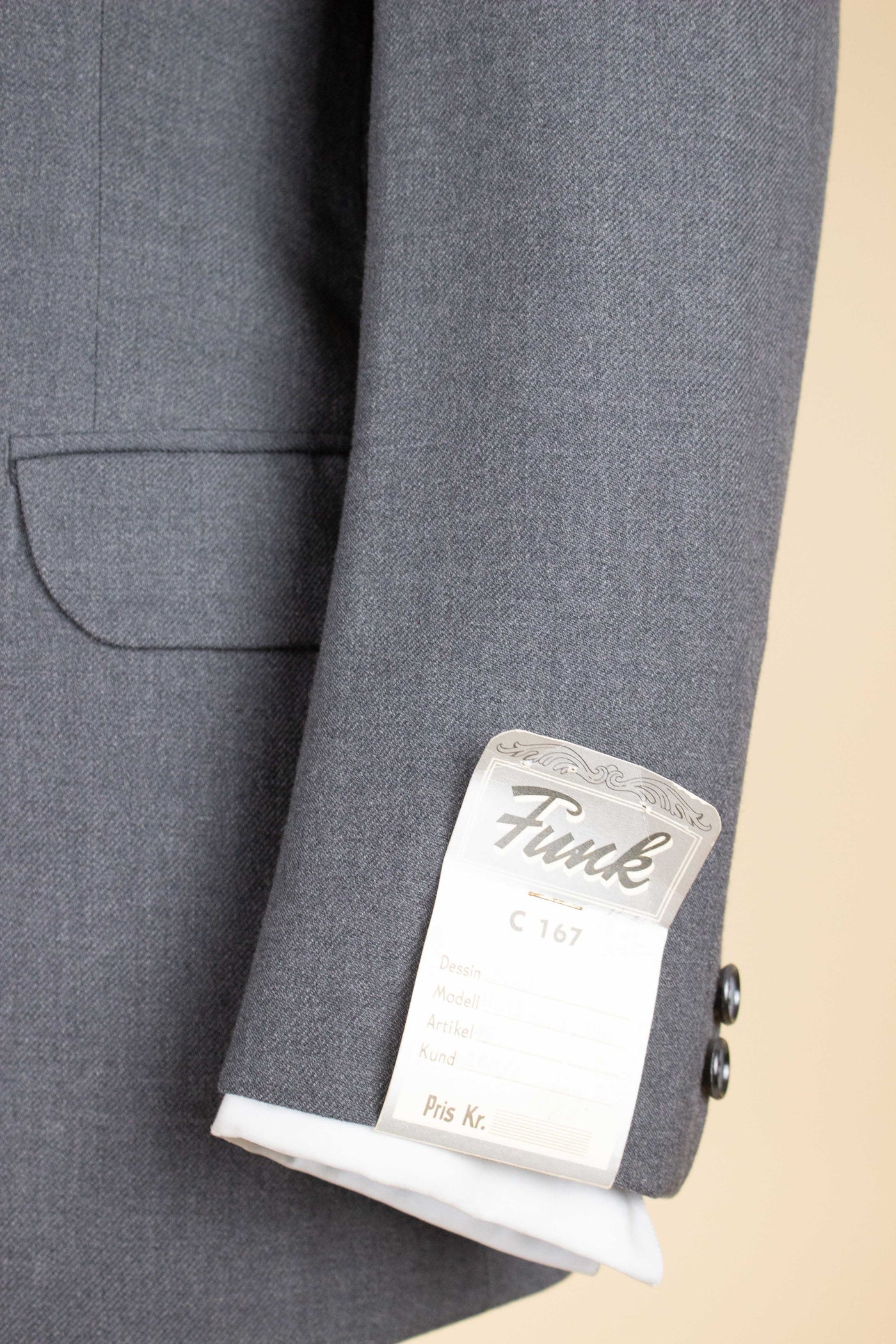 SWEDISH 1950S DEADSTOCK TWO PIECE SINGLE BREASTED MID GREY SUIT BY TEDDER. SIZE CA EU 44