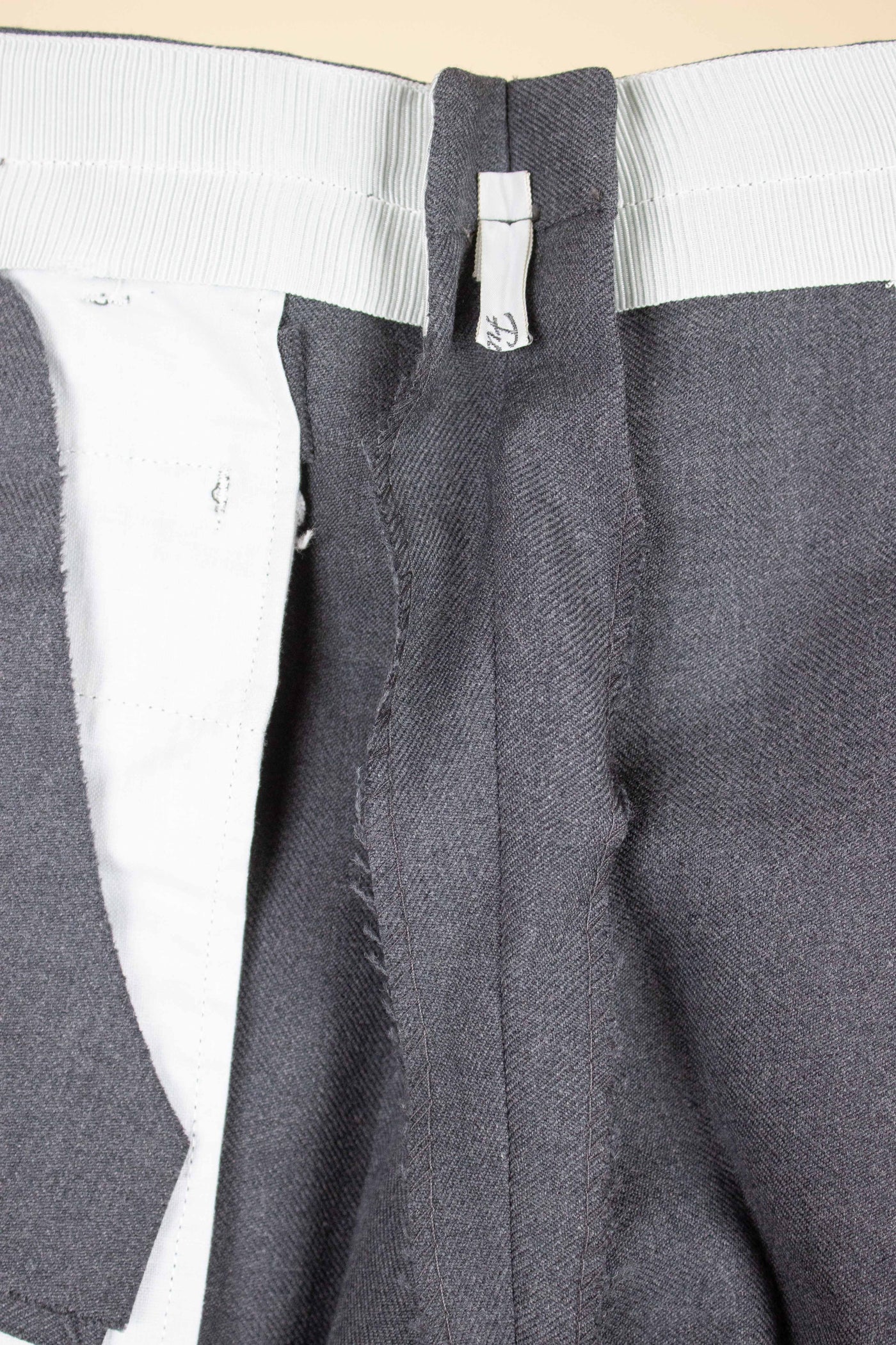 SWEDISH 1950S DEADSTOCK TWO PIECE SINGLE BREASTED MID GREY SUIT BY TEDDER. SIZE CA EU 44