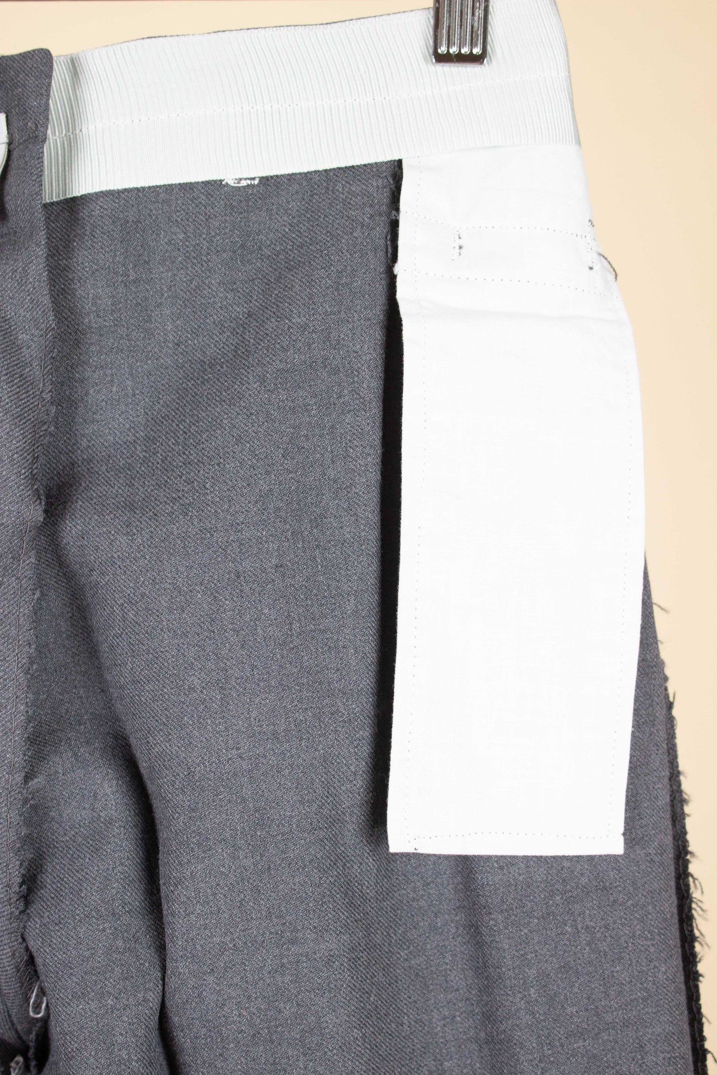SWEDISH 1950S DEADSTOCK TWO PIECE SINGLE BREASTED MID GREY SUIT BY TEDDER. SIZE CA EU 44