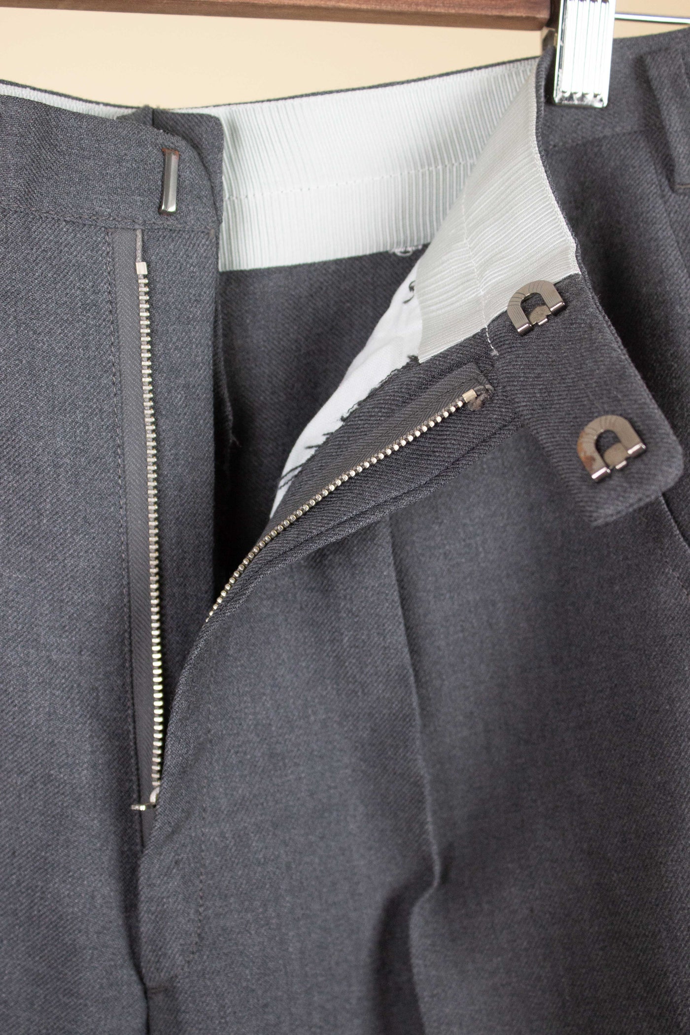 SWEDISH 1950S DEADSTOCK TWO PIECE SINGLE BREASTED MID GREY SUIT BY TEDDER. SIZE CA EU 44