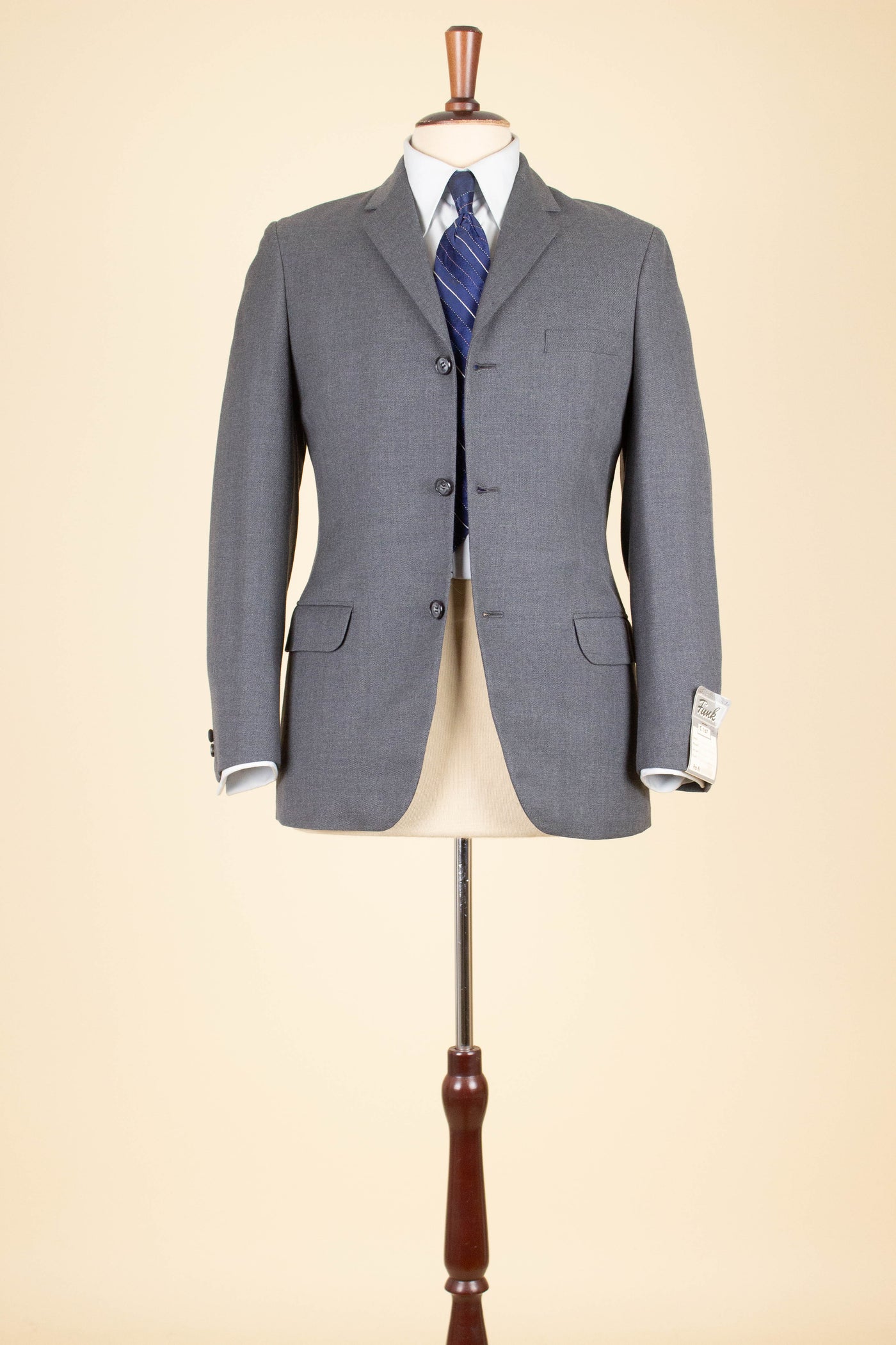 SWEDISH 1950S DEADSTOCK TWO PIECE SINGLE BREASTED MID GREY SUIT BY TEDDER. SIZE CA EU 44