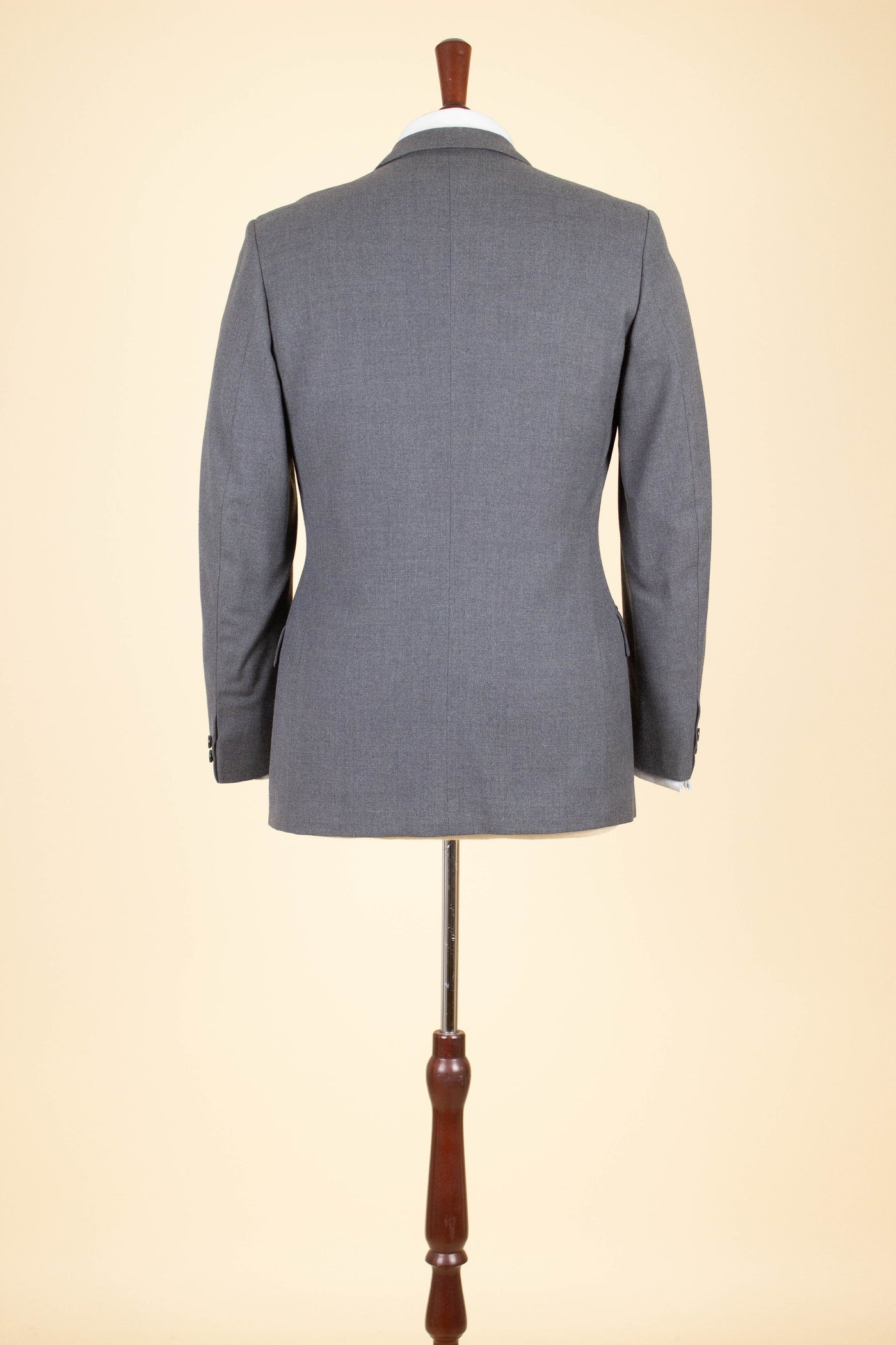 SWEDISH 1950S DEADSTOCK TWO PIECE SINGLE BREASTED MID GREY SUIT BY TEDDER. SIZE CA EU 44