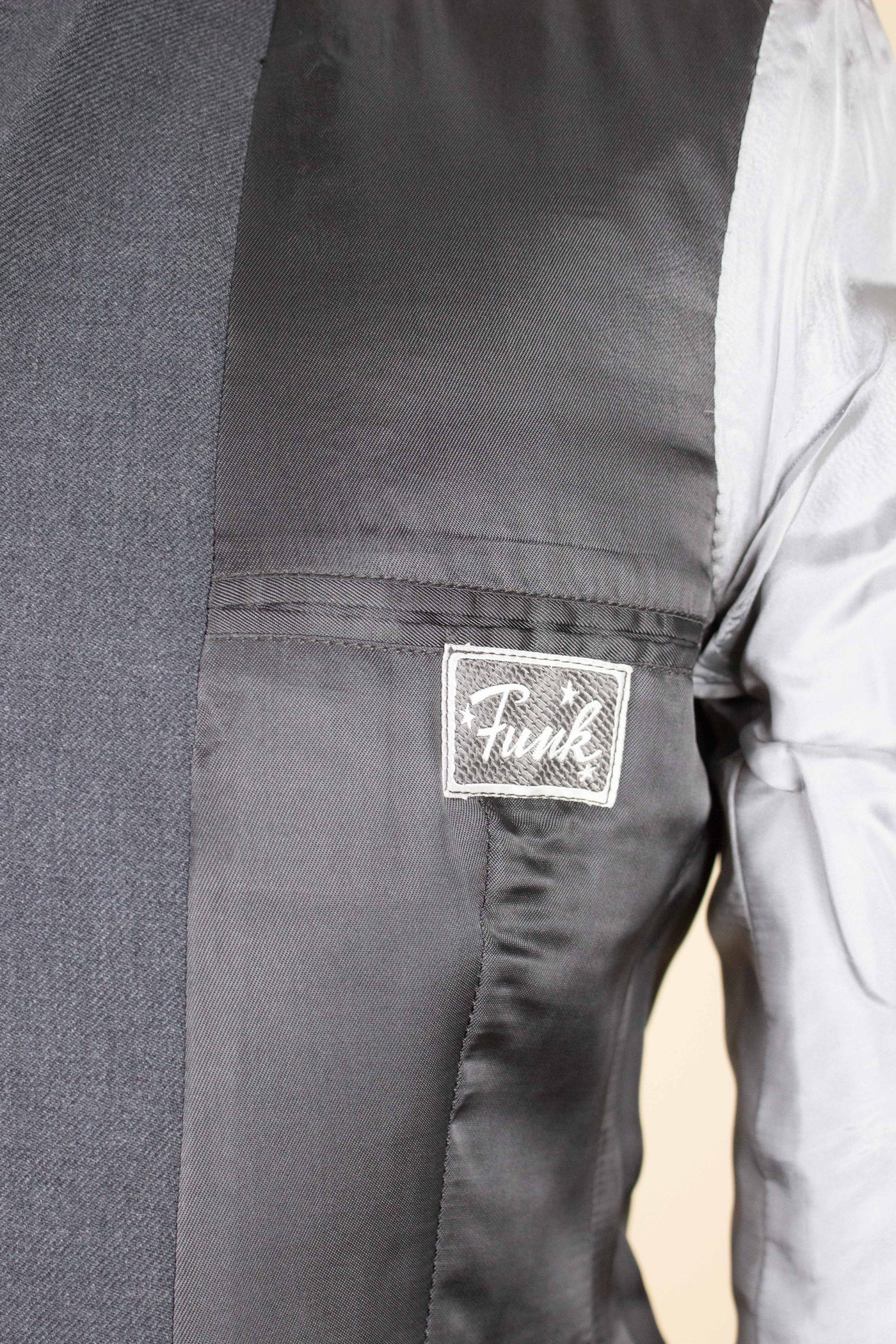 SWEDISH 1950S DEADSTOCK TWO PIECE SINGLE BREASTED MID GREY SUIT BY TEDDER. SIZE CA EU 44
