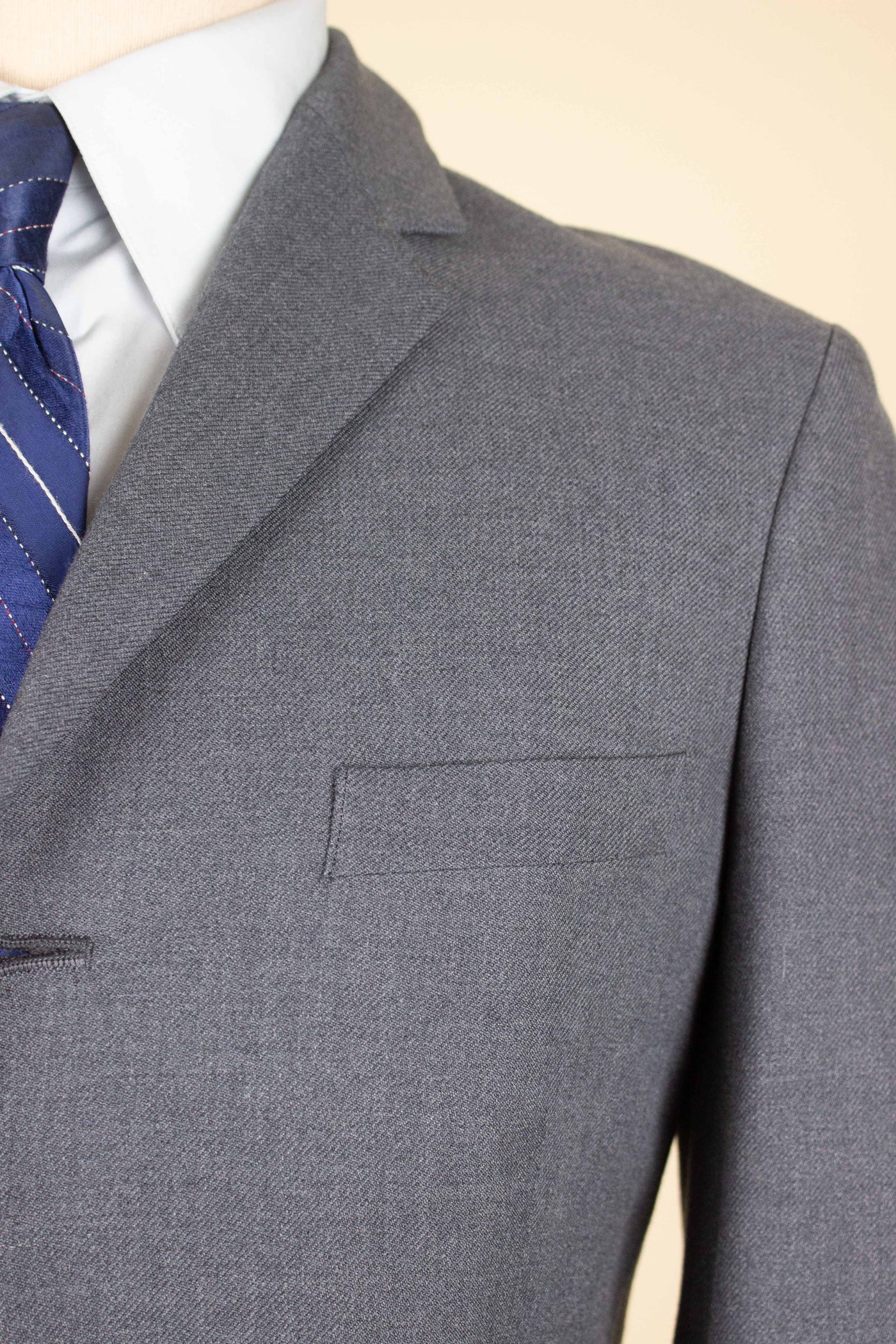 SWEDISH 1950S DEADSTOCK TWO PIECE SINGLE BREASTED MID GREY SUIT BY TEDDER. SIZE CA EU 44