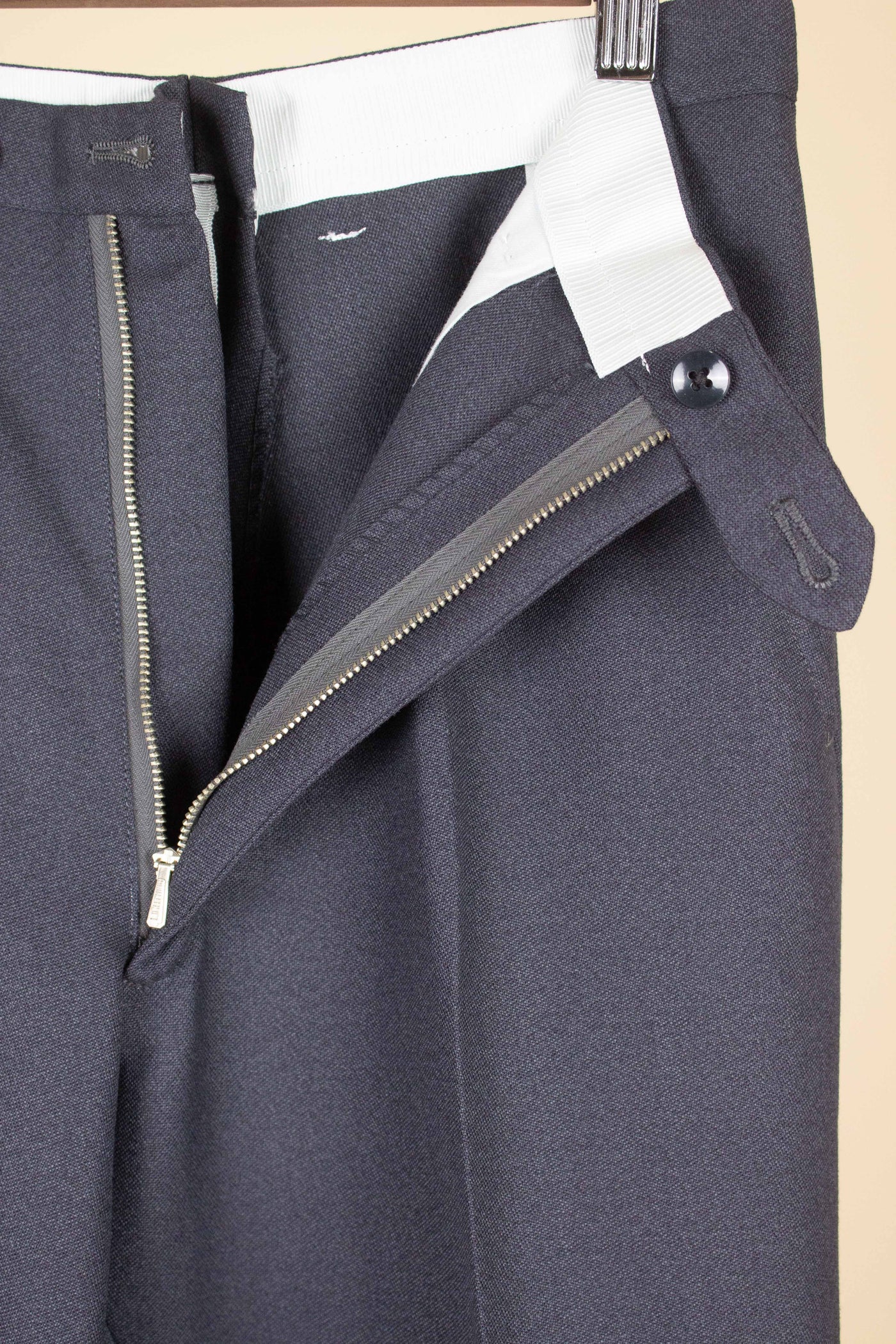 SWEDISH 1950S DEADSTOCK MID GREY TWO PIECE SINGLE BREASTED SUIT BY GULLMAN. SIZE CA EU 44