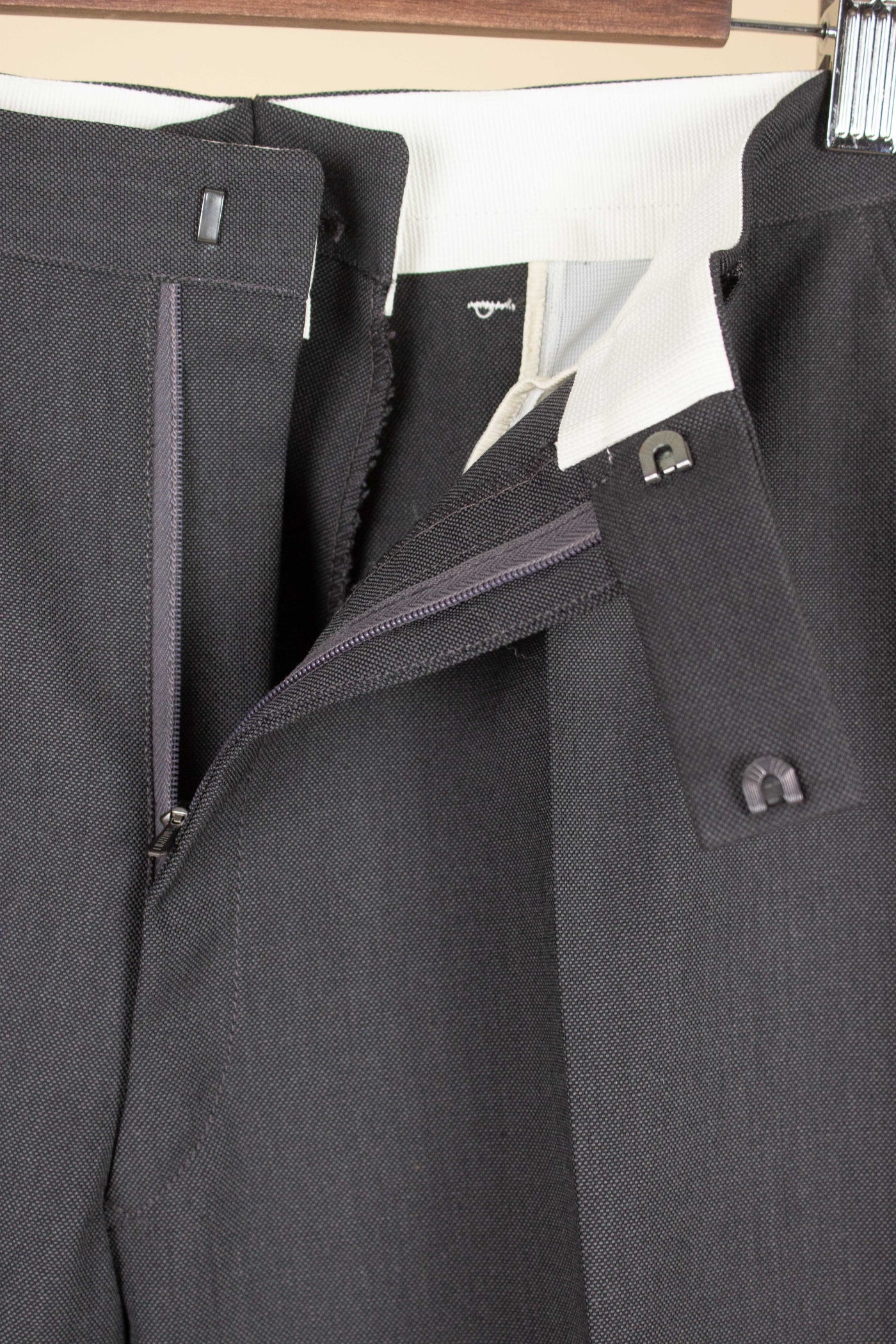 SWEDISH 1960S DEADSTOCK GREY TWO PIECE DOUBLE BREASTED SUIT BY RYWI. SIZE CA EU 46