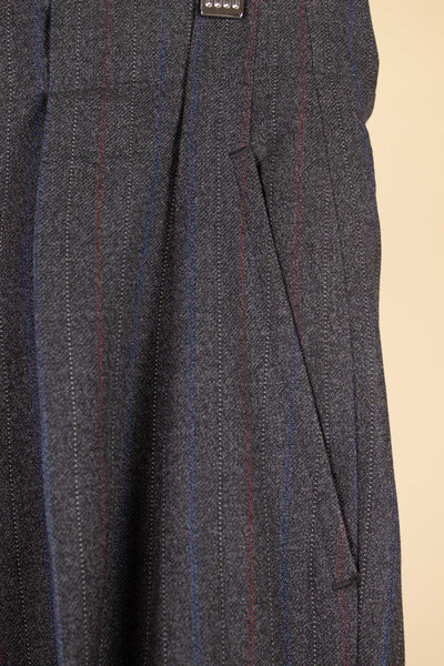 SWEDISH 1940S DARK GREY SINGLE BREASTED TWO PIECE SUIT, MAKER UNKNOWN. SIZE CA EU 48