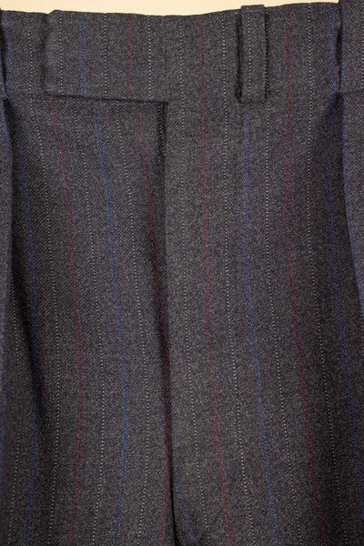SWEDISH 1940S DARK GREY SINGLE BREASTED TWO PIECE SUIT, MAKER UNKNOWN. SIZE CA EU 48