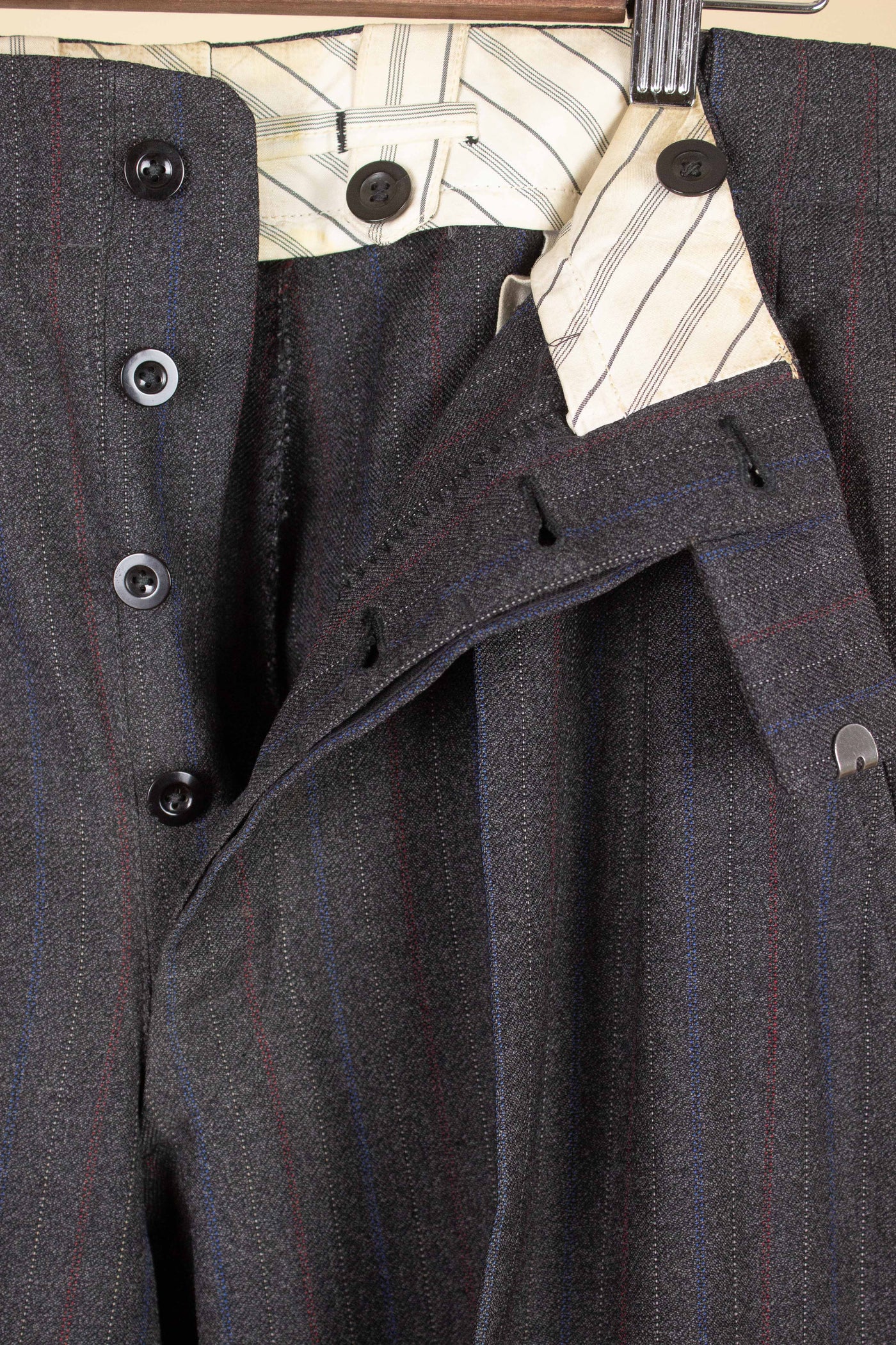 SWEDISH 1940S DARK GREY SINGLE BREASTED TWO PIECE SUIT, MAKER UNKNOWN. SIZE CA EU 48