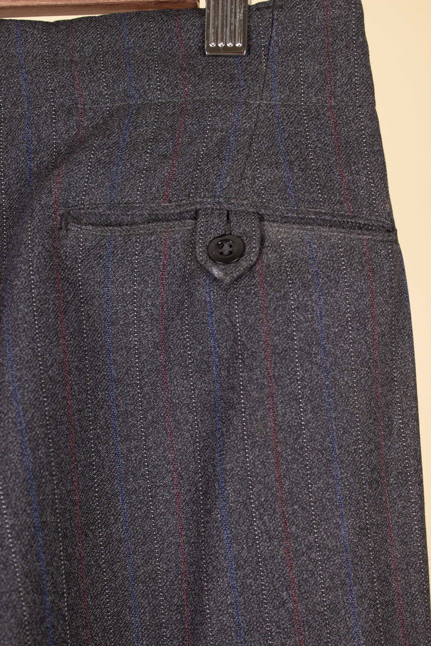 SWEDISH 1940S DARK GREY SINGLE BREASTED TWO PIECE SUIT, MAKER UNKNOWN. SIZE CA EU 48