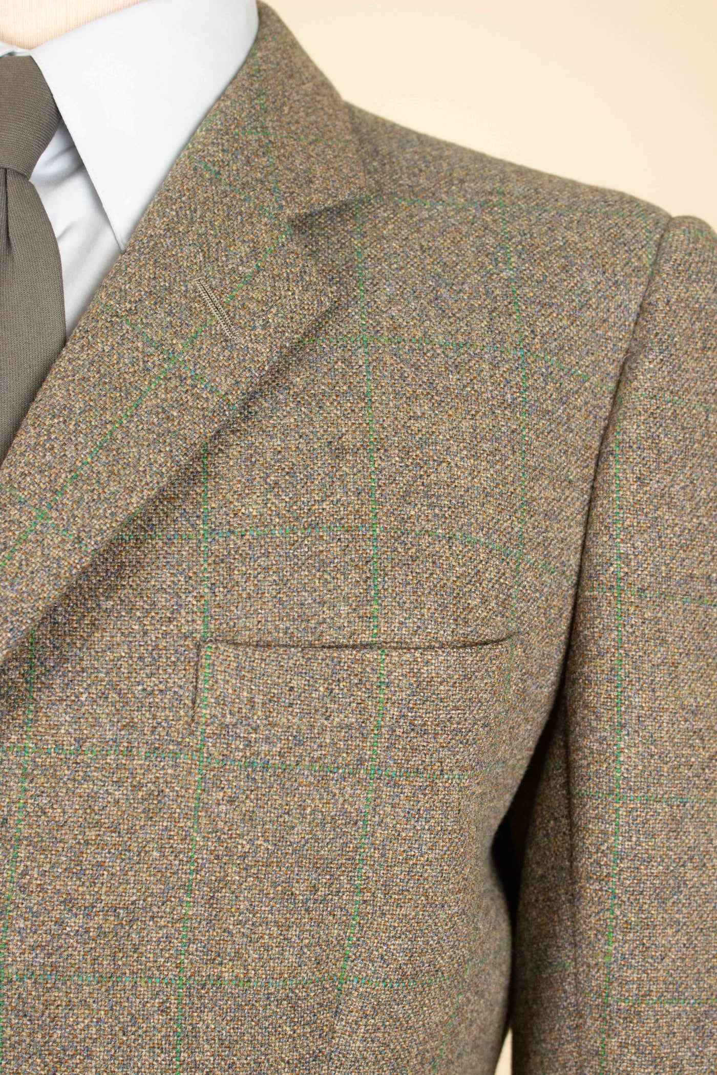 BRITISH 1967 BESPOKE BROWN AND GREEN CHECKERED THREE PIECE TWEED SUIT. SIZE CA EU 46