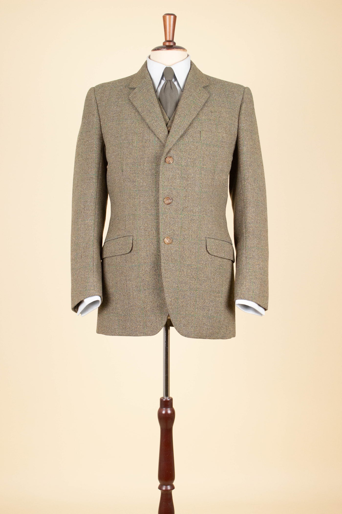 BRITISH 1967 BESPOKE BROWN AND GREEN CHECKERED THREE PIECE TWEED SUIT. SIZE CA EU 46