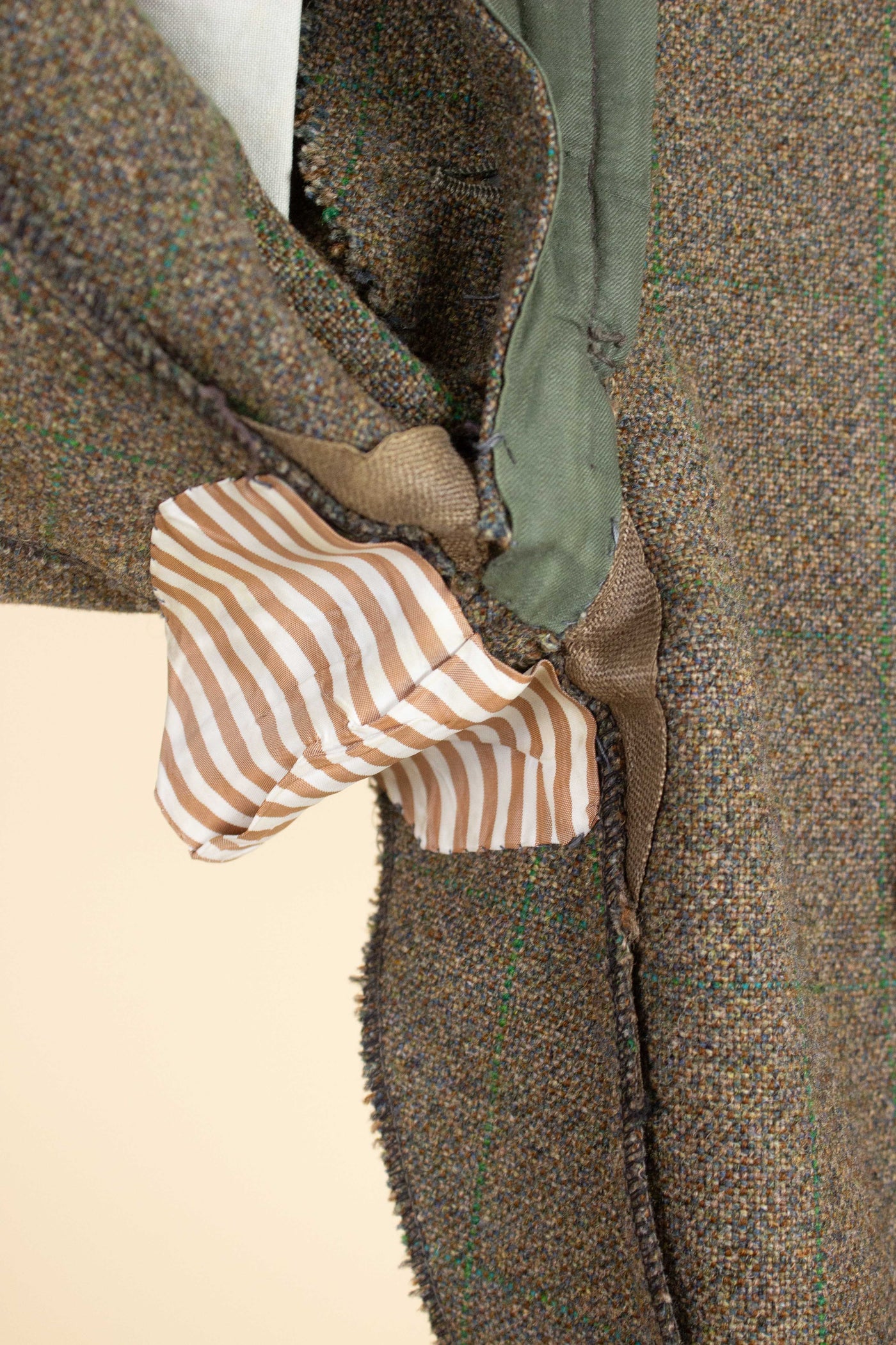 BRITISH 1967 BESPOKE BROWN AND GREEN CHECKERED THREE PIECE TWEED SUIT. SIZE CA EU 46