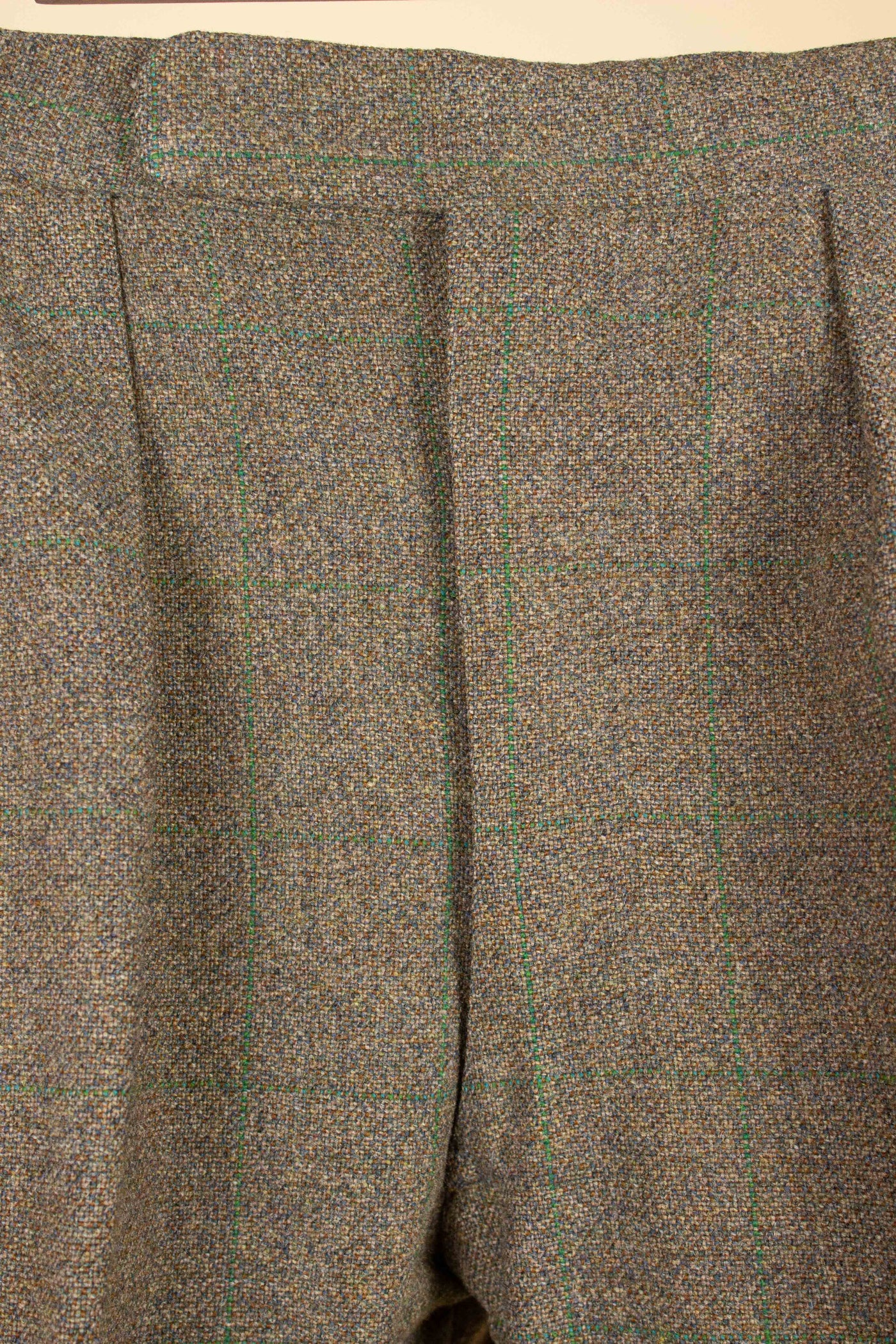 BRITISH 1967 BESPOKE BROWN AND GREEN CHECKERED THREE PIECE TWEED SUIT. SIZE CA EU 46