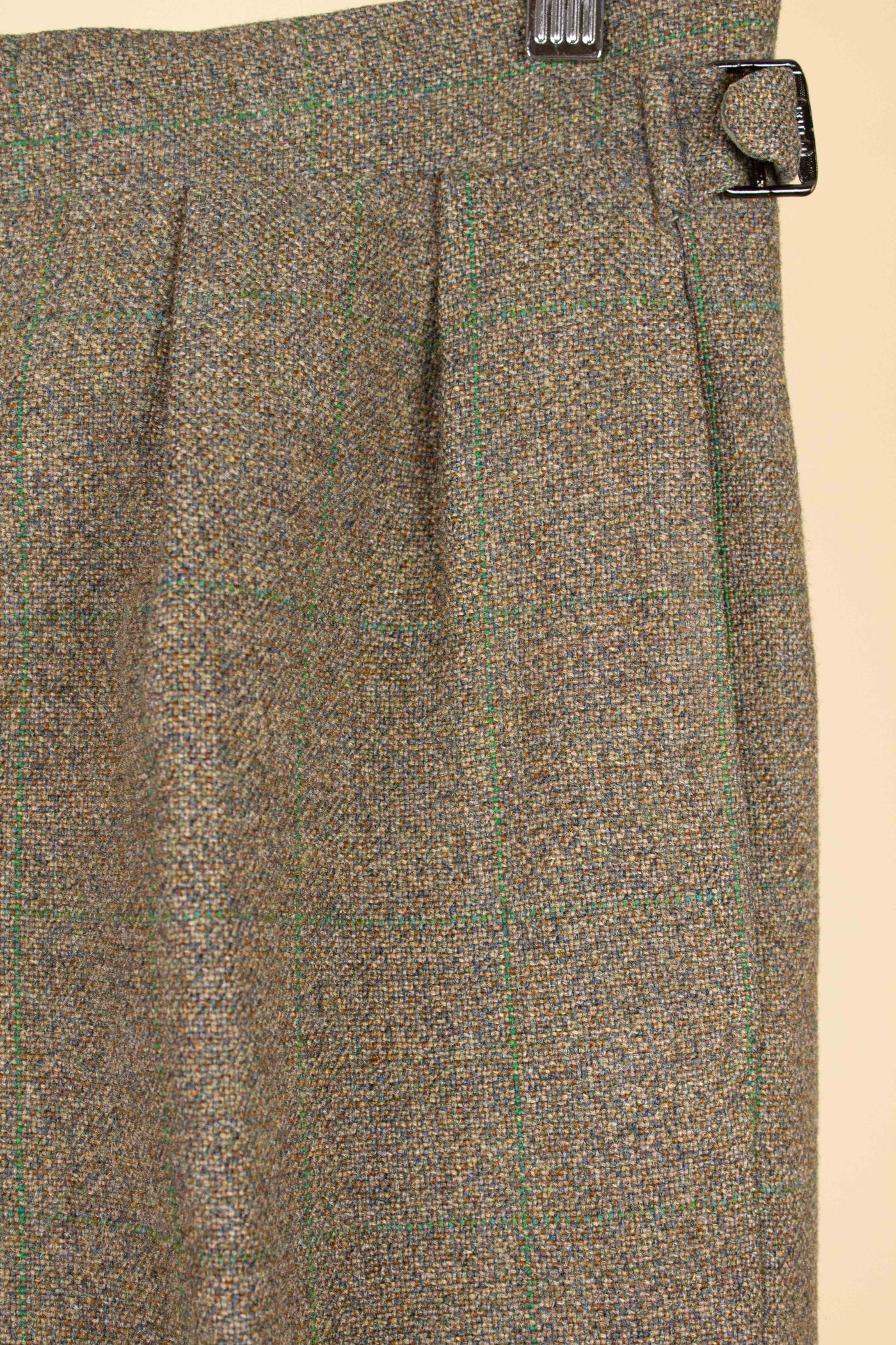 BRITISH 1967 BESPOKE BROWN AND GREEN CHECKERED THREE PIECE TWEED SUIT. SIZE CA EU 46