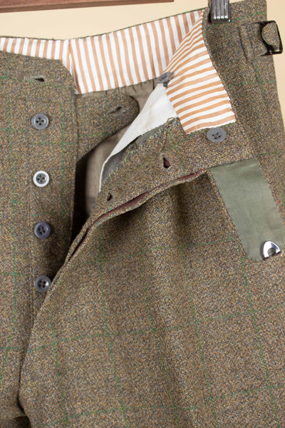 BRITISH 1967 BESPOKE BROWN AND GREEN CHECKERED THREE PIECE TWEED SUIT. SIZE CA EU 46