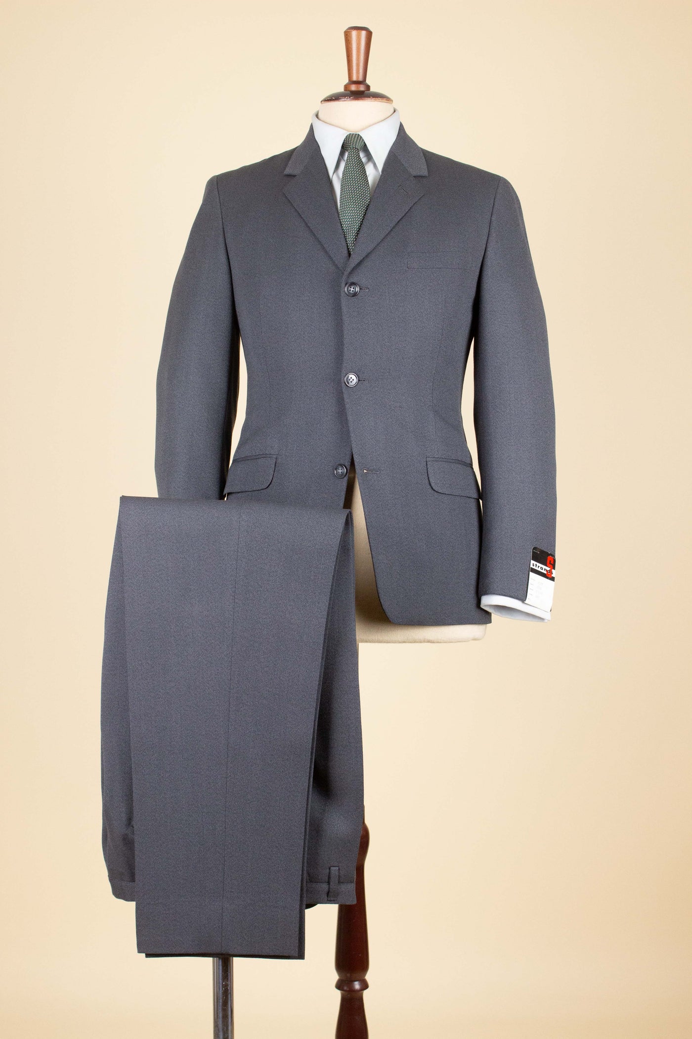 SWEDISH 1950S DEADSTOCK MID GREY TWO PIECE SUIT BY STRANDS. SIZE CA EU 44