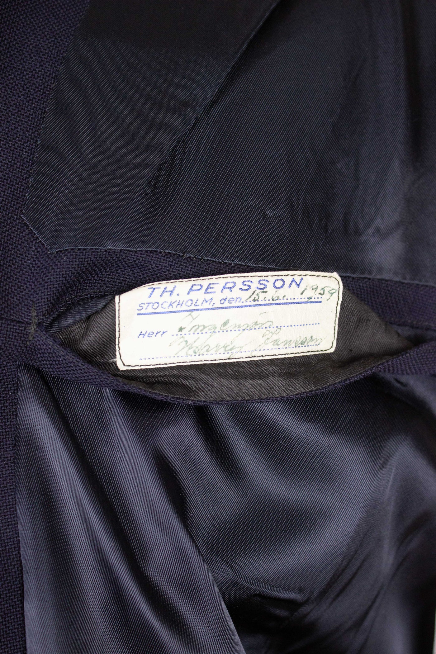 SWEDISH 1959 DARK BLUE TWO PIECE SINGLE BREASTED BESPOKE SUIT BY TH PERSSON. SIZE CA EU 50