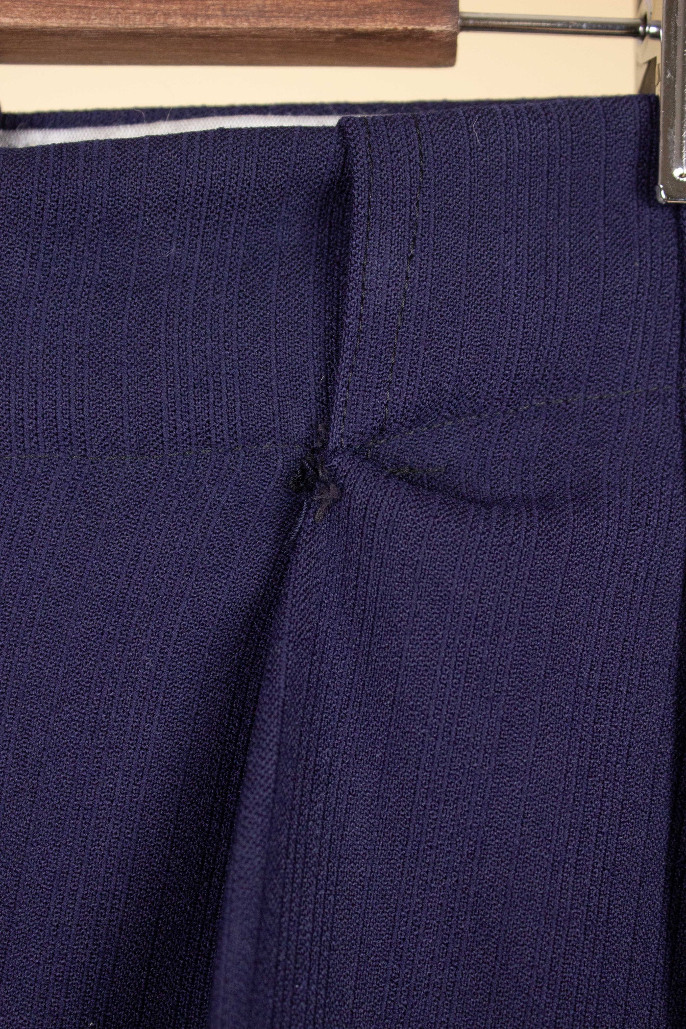 SWEDISH 1940S BLUE TWO PIECE SINGLE BREASTED SUIT, MAKER UNKNOWN. SIZE CA EU 52-54