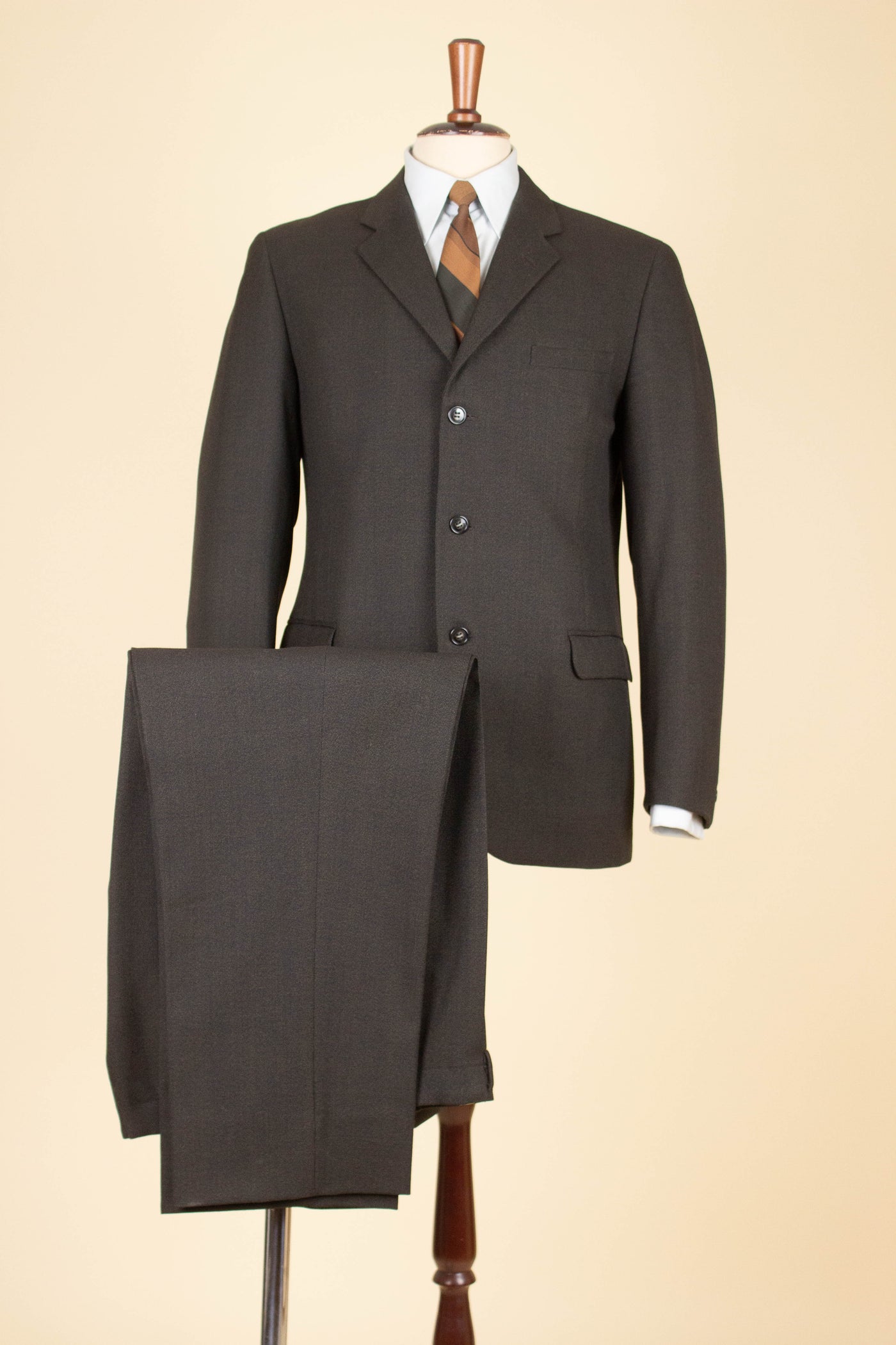 SWEDISH 1950S BROWN TWO PIECE SINGLE BREASTED SUIT BY KABOM. SIZE CA EU 48-50