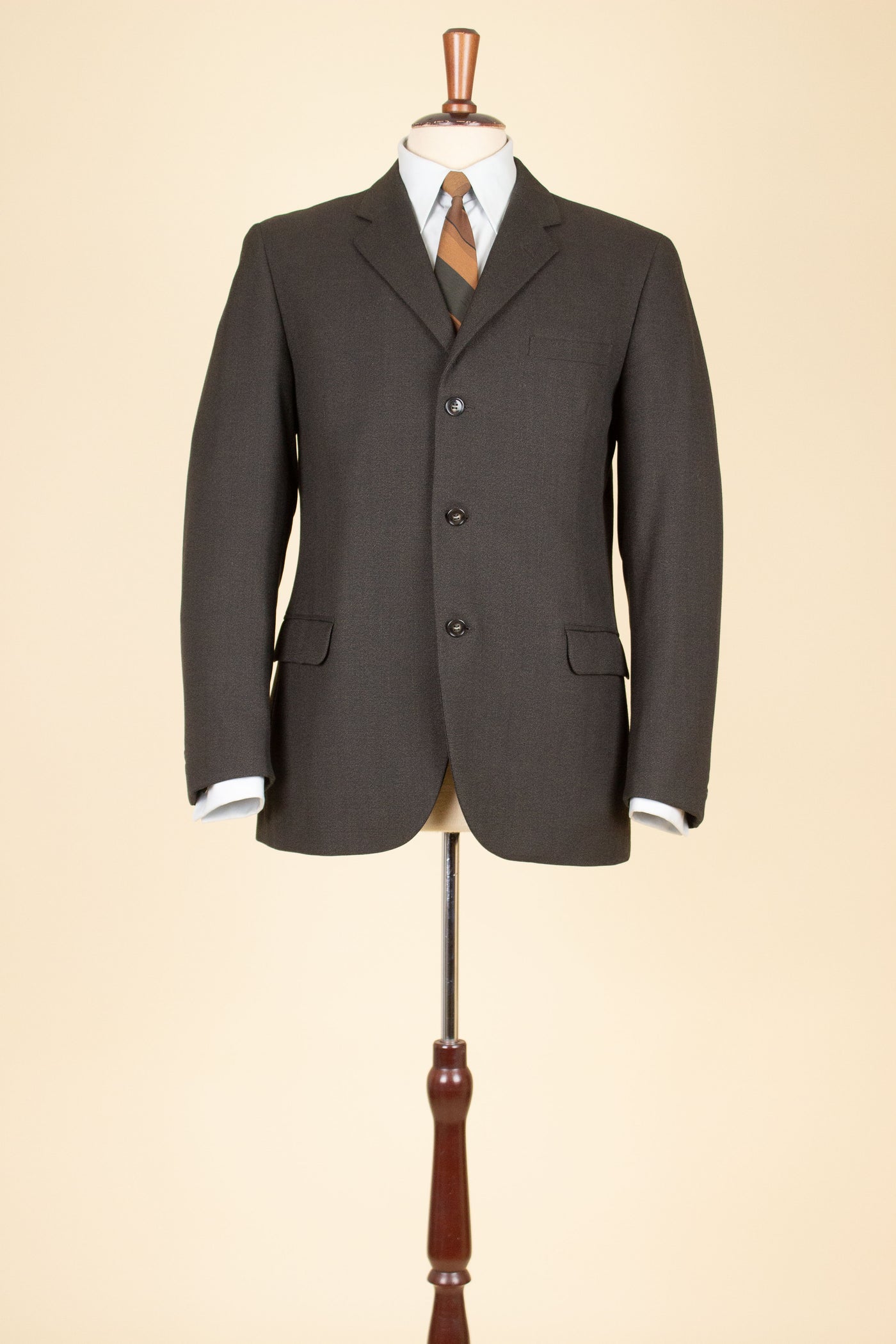 SWEDISH 1950S BROWN TWO PIECE SINGLE BREASTED SUIT BY KABOM. SIZE CA EU 48-50