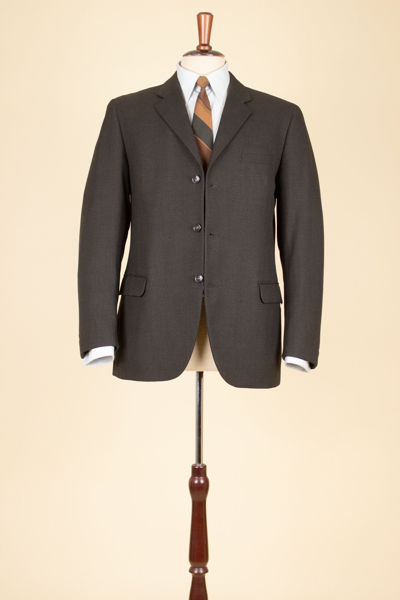 SWEDISH 1950S BROWN TWO PIECE SINGLE BREASTED SUIT BY KABOM. SIZE CA EU 48-50