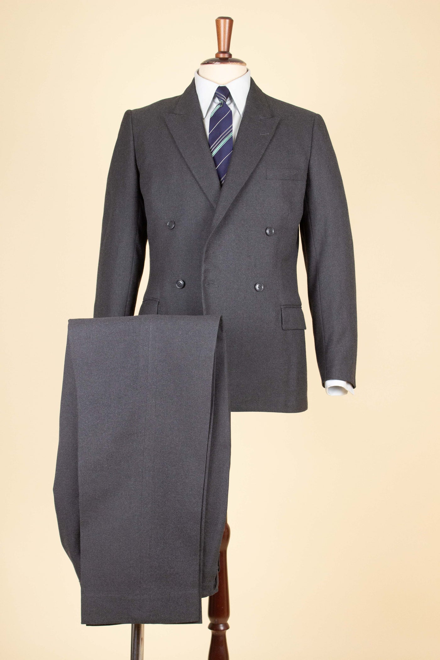 SWEDISH 1950S GREY DOUBLE BREASTED TWO PIECE SUIT BY WIDENGRENS. SIZE CA EU 44