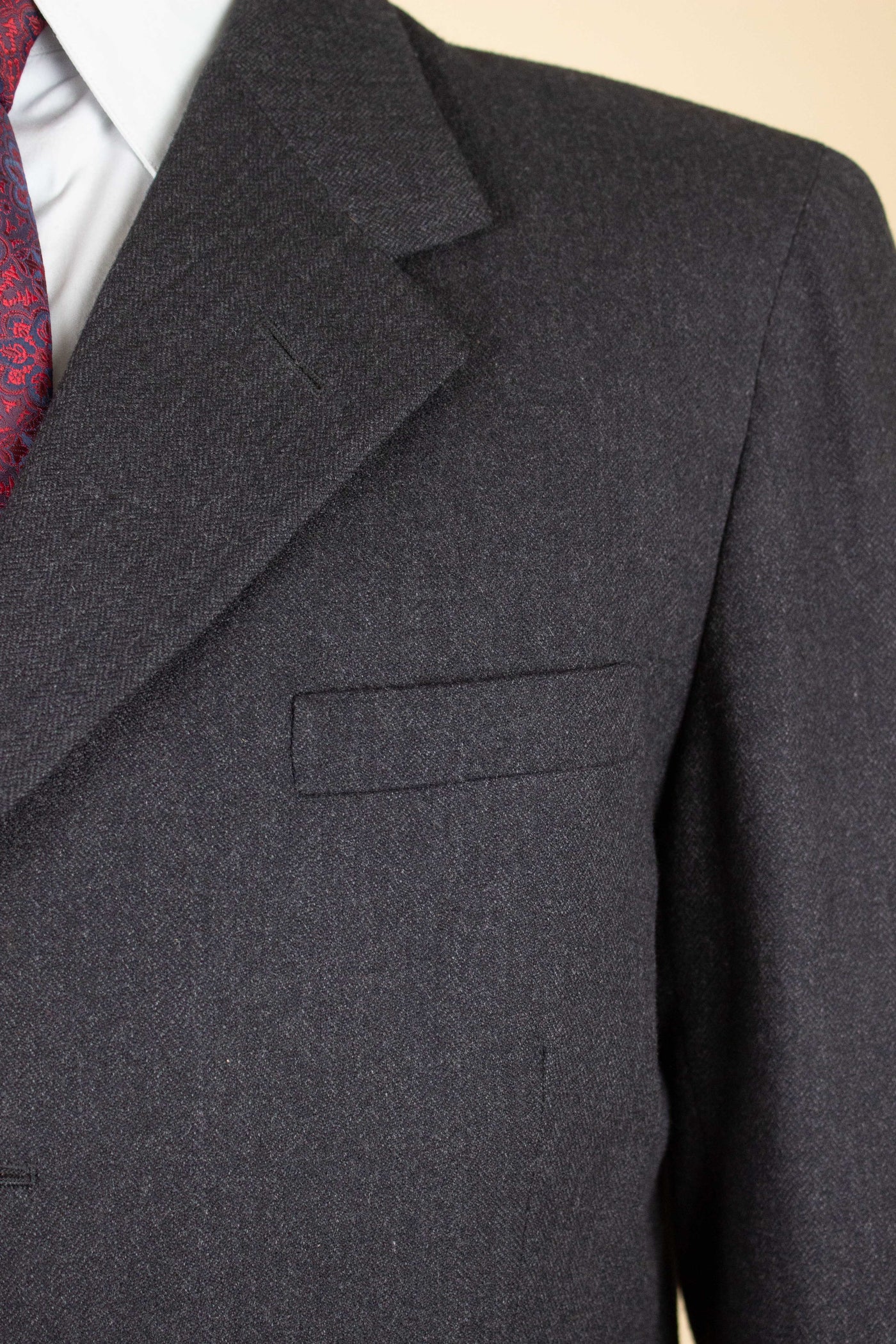 SWEDISH 1940S DARK GREY HERRINGBONE TWO PIECE SINGLE BREASTED SUIT BY STADION. SIZE CA EU 46