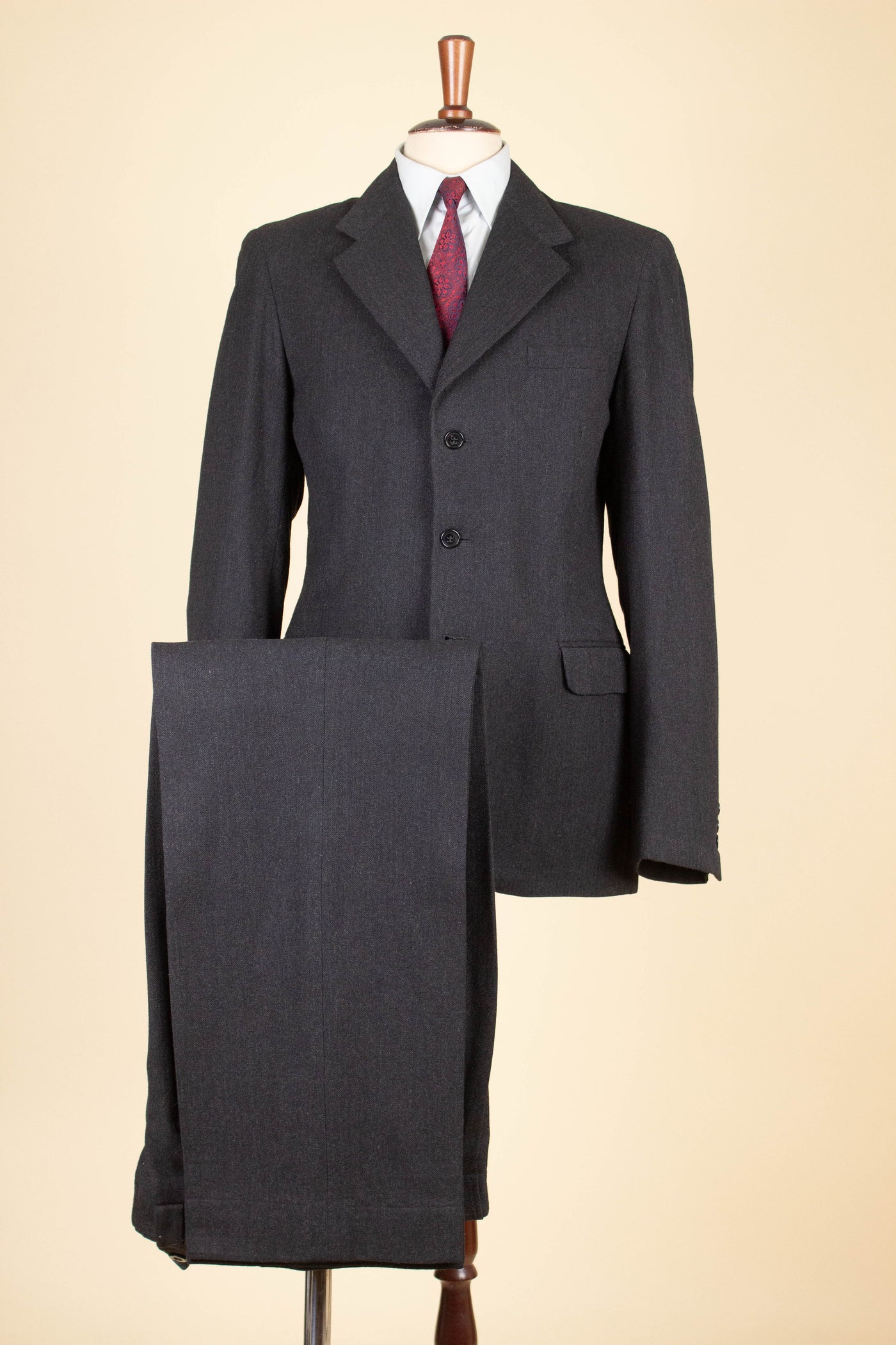 SWEDISH 1940S DARK GREY HERRINGBONE TWO PIECE SINGLE BREASTED SUIT BY STADION. SIZE CA EU 46