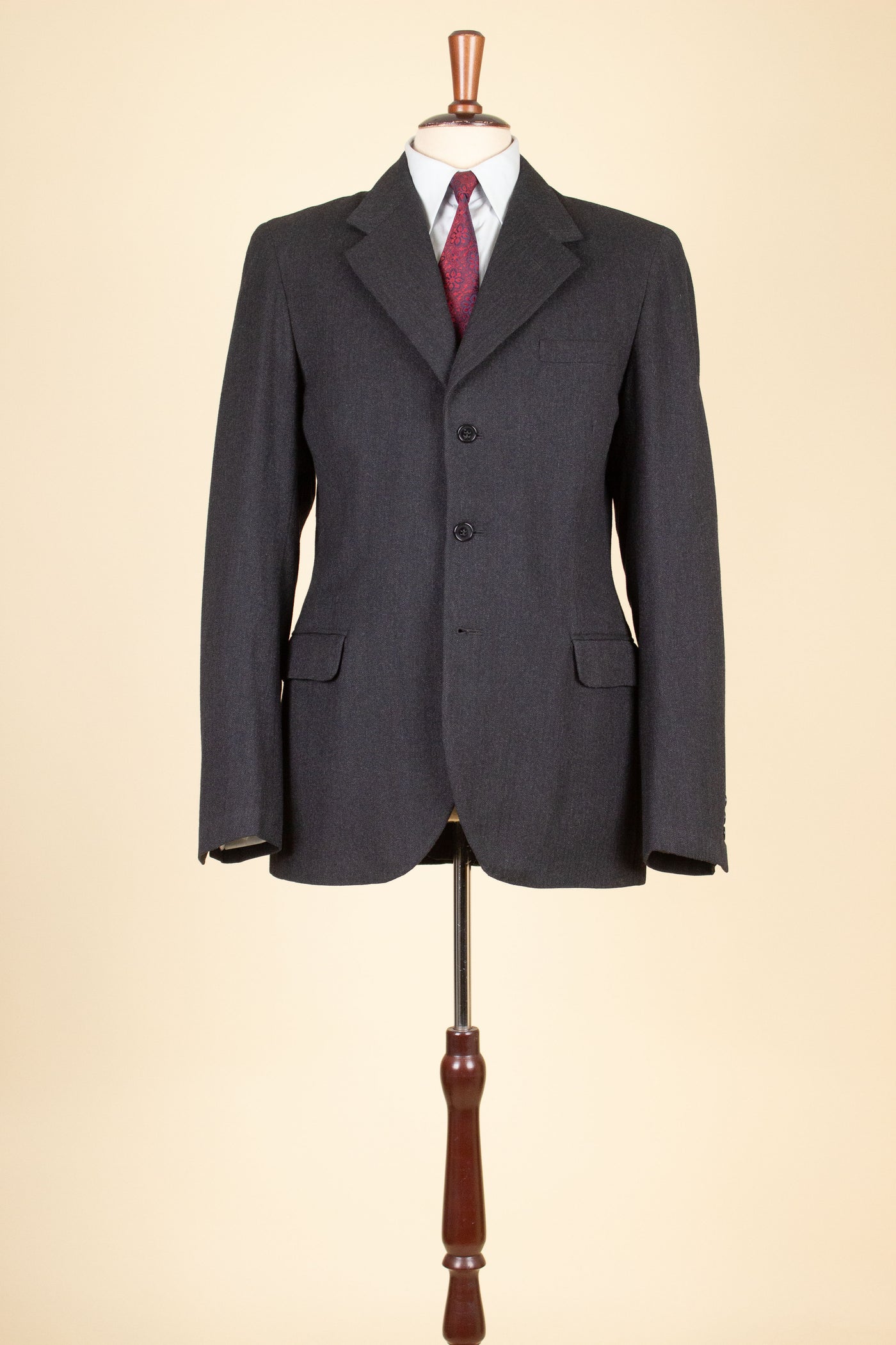 SWEDISH 1940S DARK GREY HERRINGBONE TWO PIECE SINGLE BREASTED SUIT BY STADION. SIZE CA EU 46