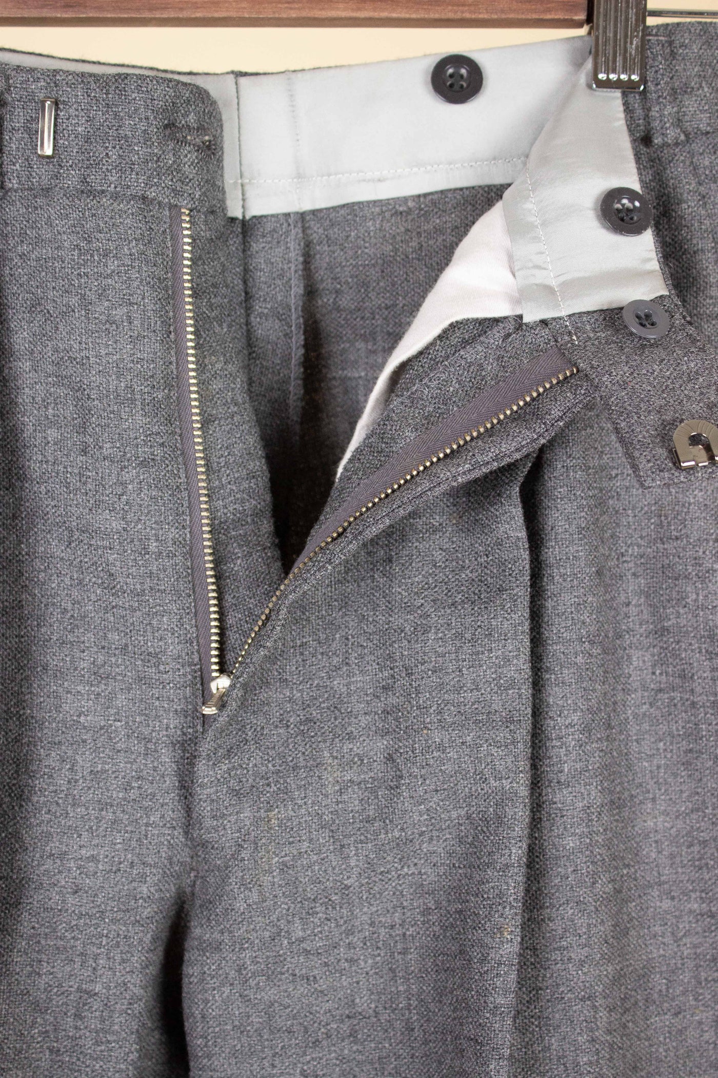 SWEDISH 1950S MID-GREY TWO PIECE SINGLE BREASTED SUIT BY RANG. SIZE CA EU 46