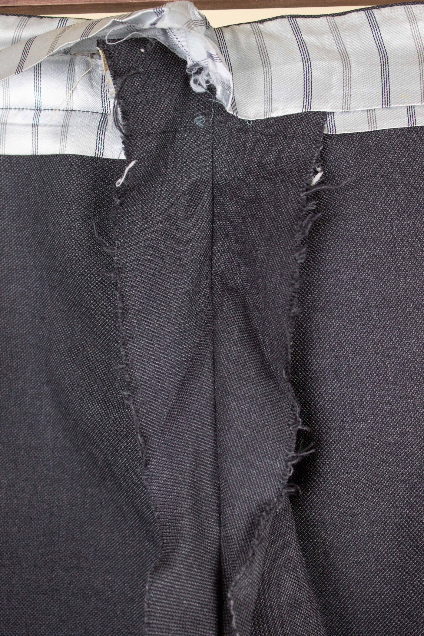 SWEDISH 1950S DARK GREY TWO PIECE SINGLE BREASTED SUIT. SIZE CA EU 46