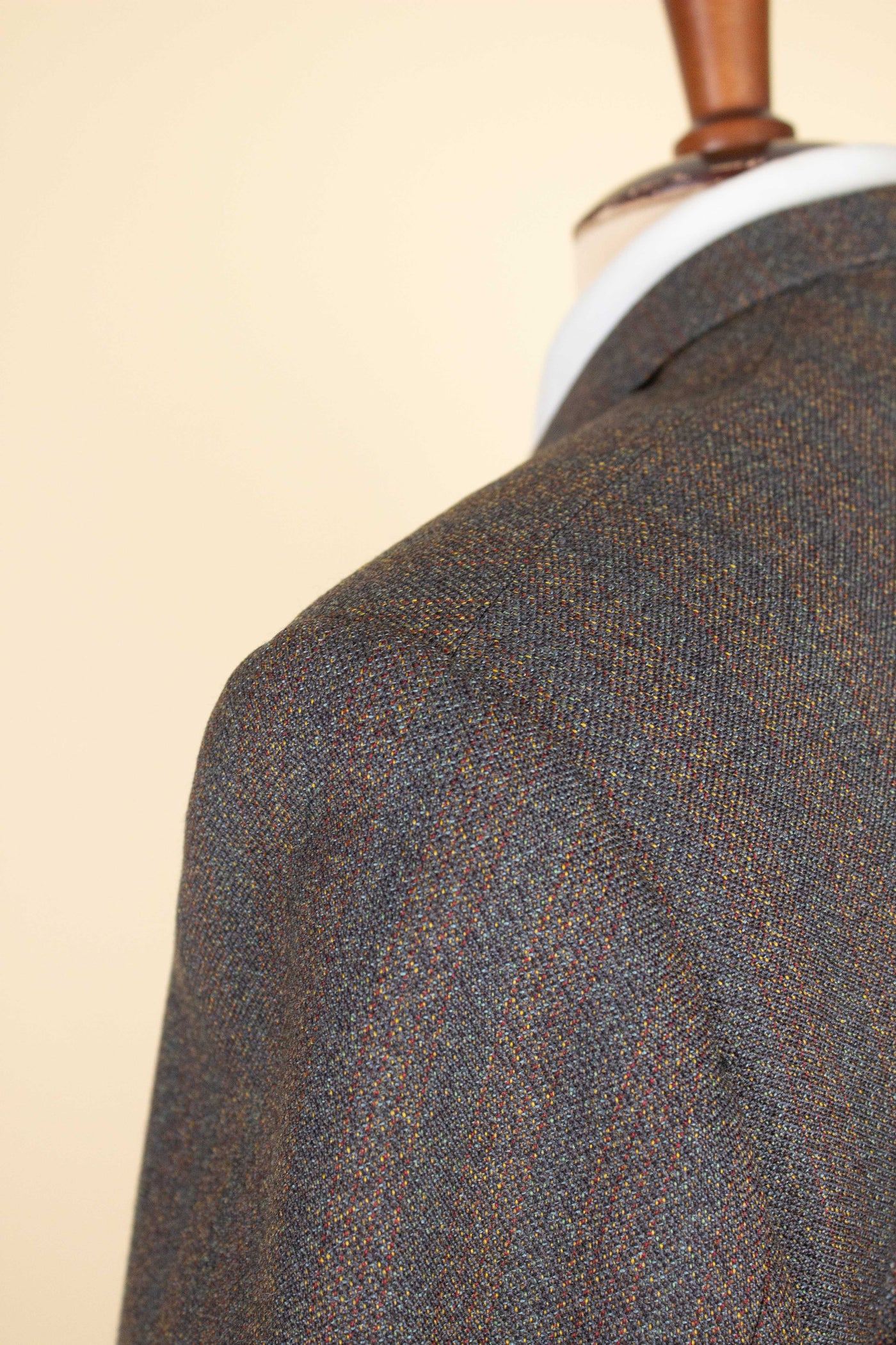 BRITISH 1950S/1960S BROWN-GREEN TWO PIECE SINGLE BREASTED BESPOKE SUIT. SIZE CA EU 52-54