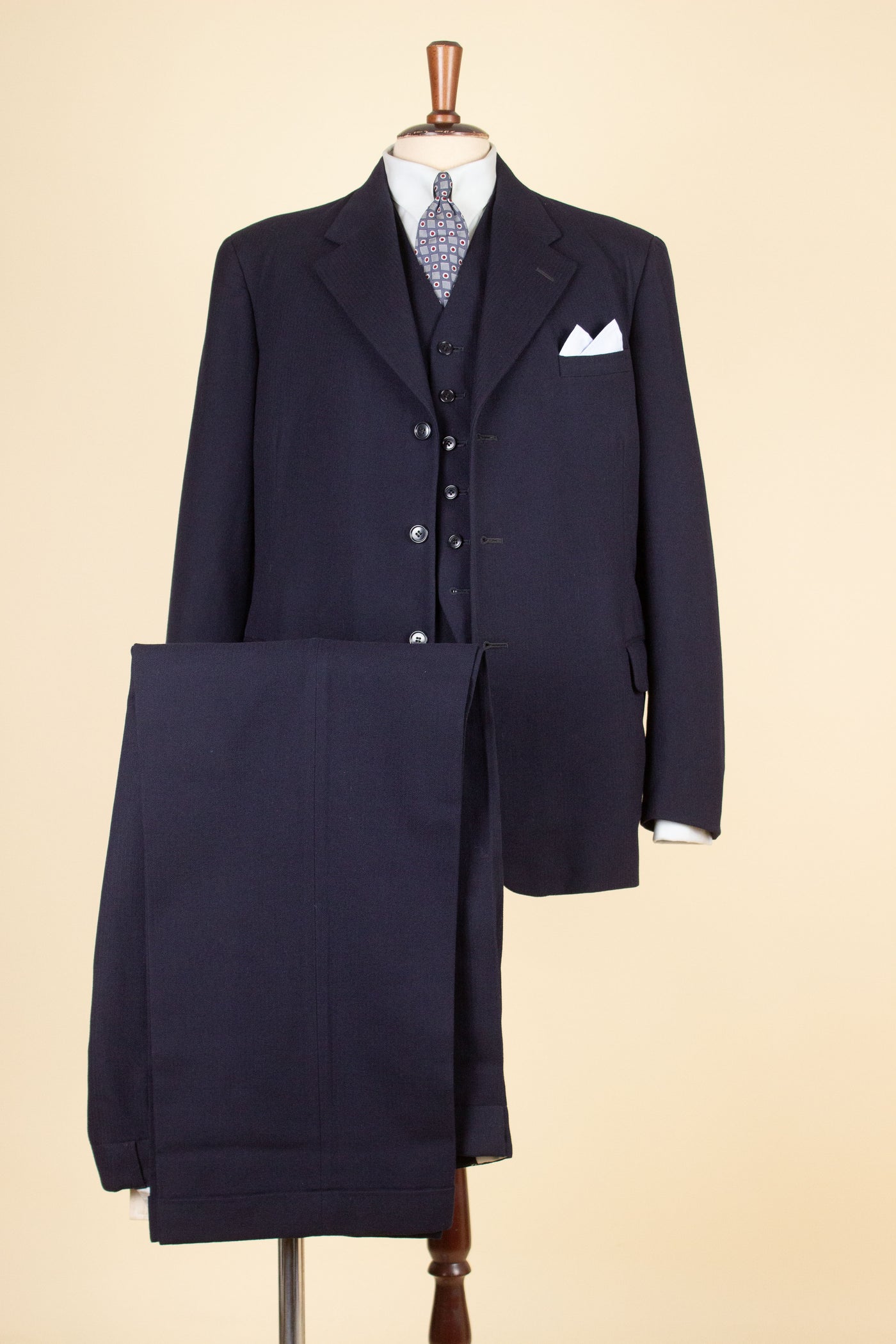 SWEDISH 1930S/1940S DARK BLUE THREE PIECE SINGLE BREASTED SUIT BY KABOM. SIZE CA EU 50-52