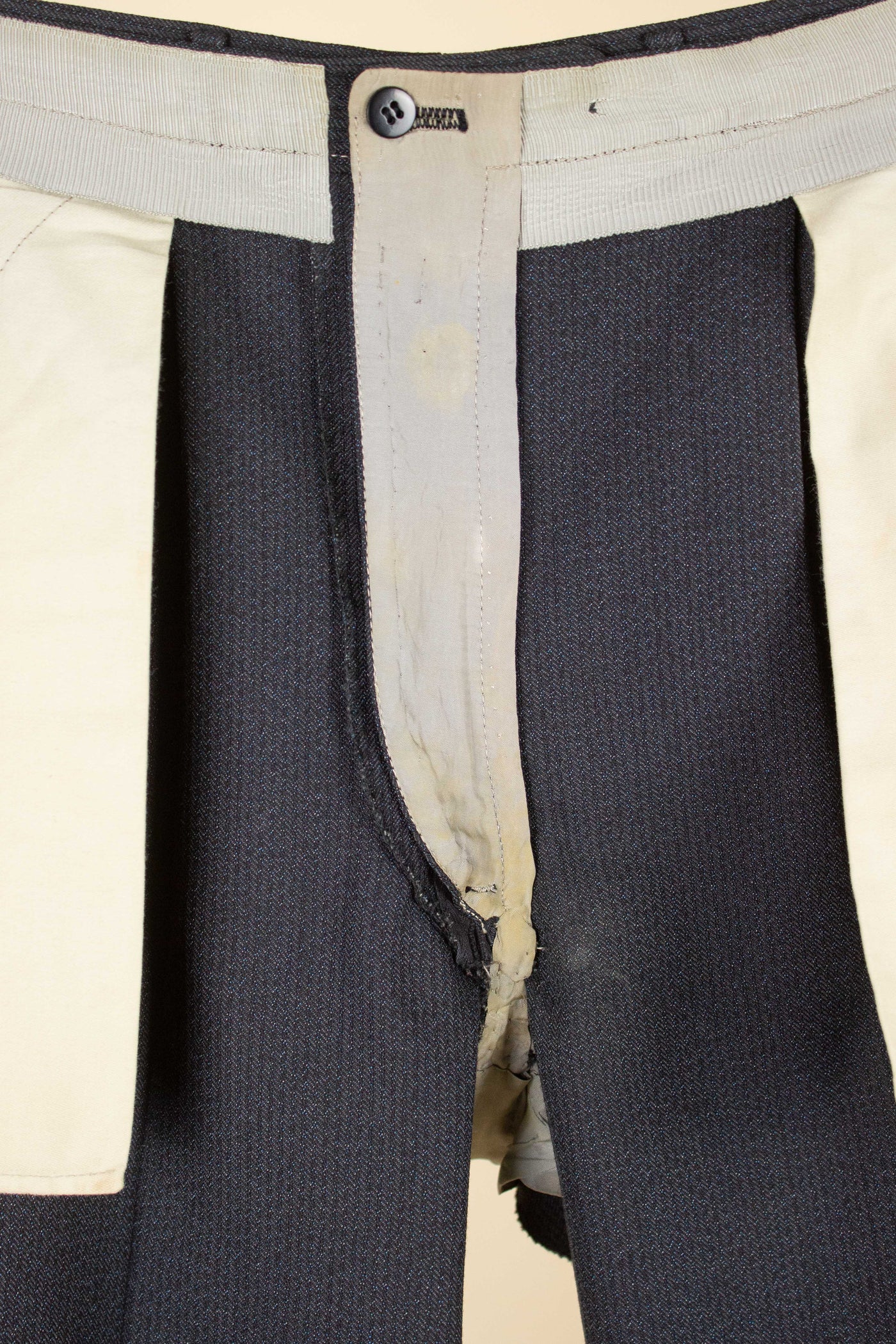 SWEDISH 1950S DARK GREY DOUBLE BREASTED TWO PIECE SUIT BY COLLIJNS. SIZE CA EU 46-48