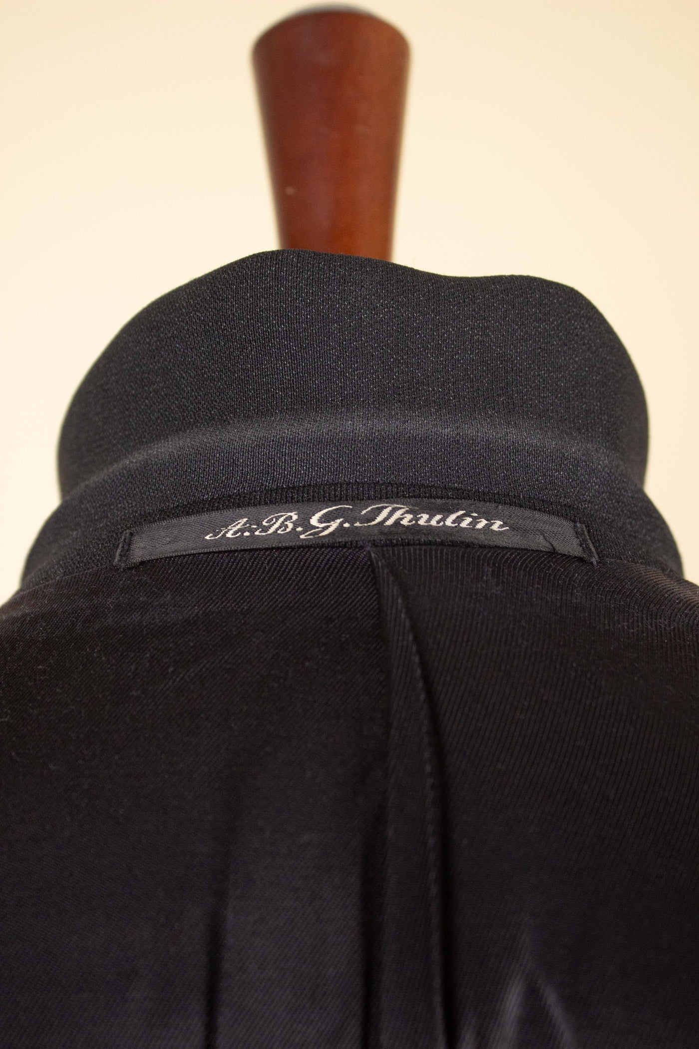 SWEDISH 1940s DARK GREY TWO PIECE SINGLE BREASTED SUIT. SIZE CA EU 54-56
