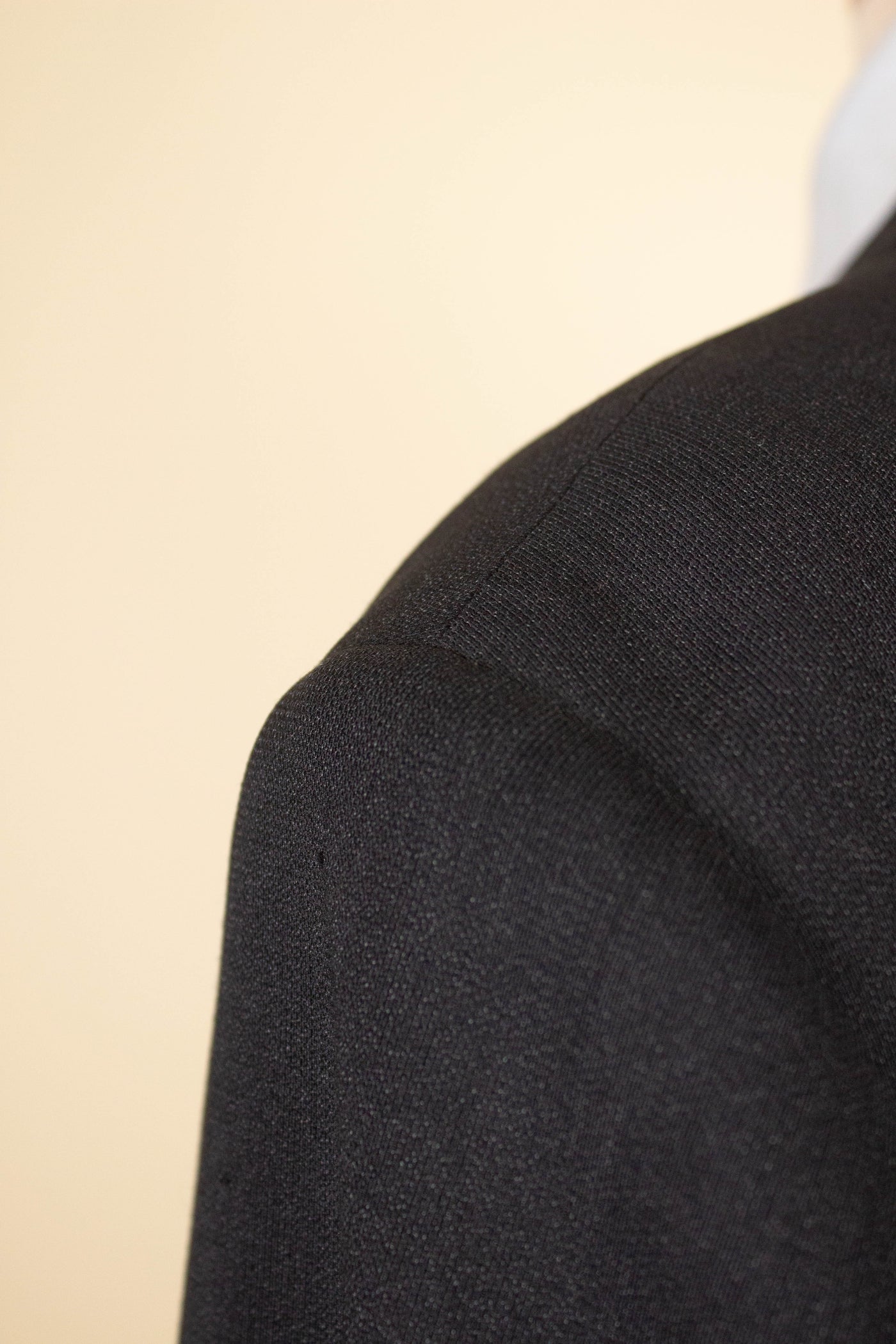 SWEDISH 1940s DARK GREY TWO PIECE SINGLE BREASTED SUIT. SIZE CA EU 54-56