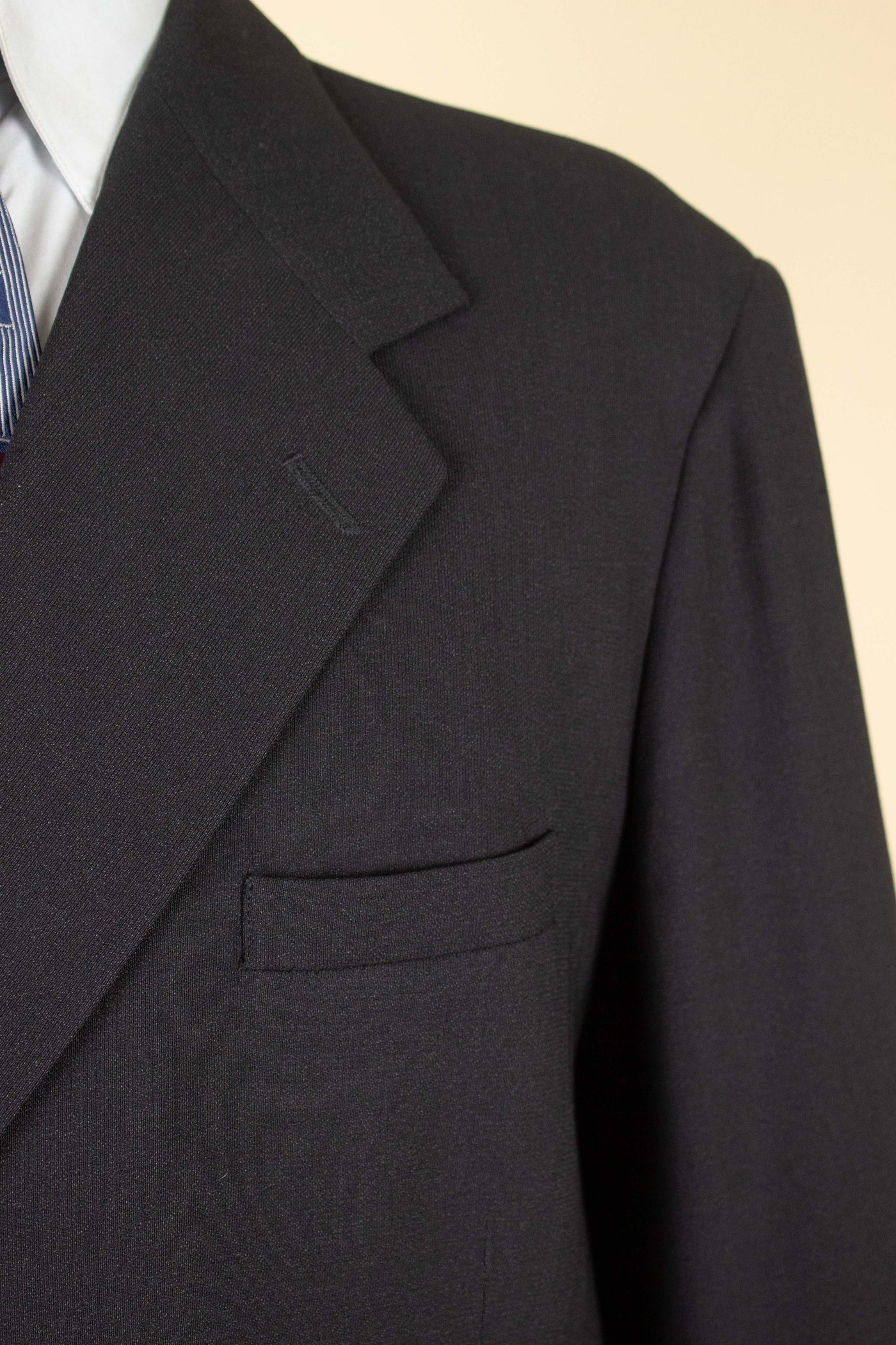 SWEDISH 1940s DARK GREY TWO PIECE SINGLE BREASTED SUIT. SIZE CA EU 54-56
