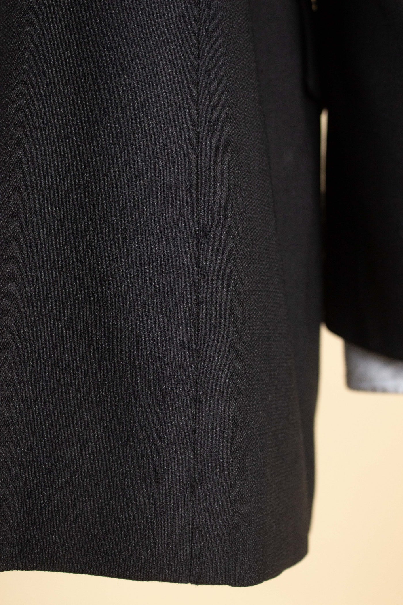 SWEDISH 1940s DARK GREY TWO PIECE SINGLE BREASTED SUIT. SIZE CA EU 54-56