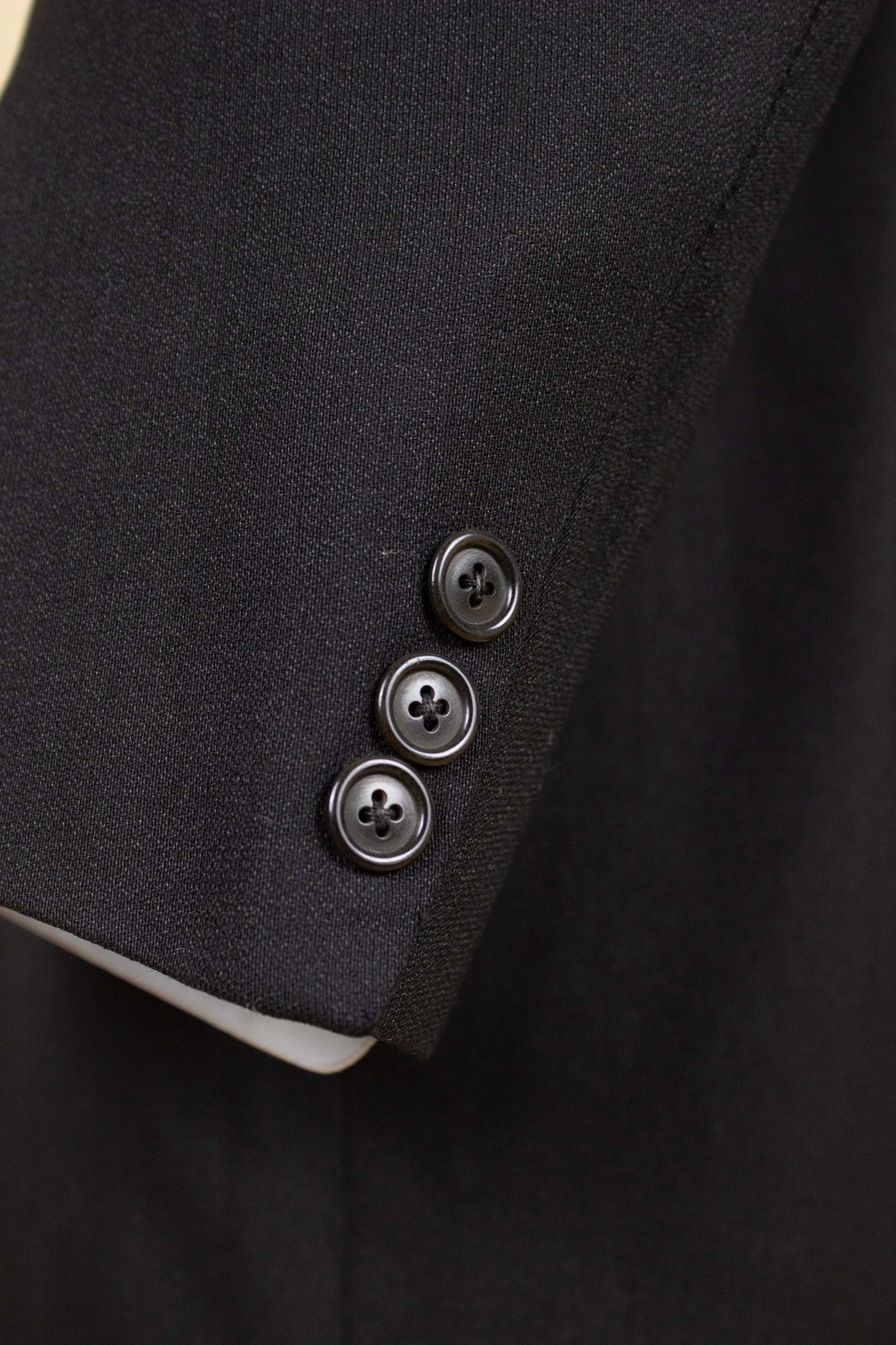 SWEDISH 1940s DARK GREY TWO PIECE SINGLE BREASTED SUIT. SIZE CA EU 54-56
