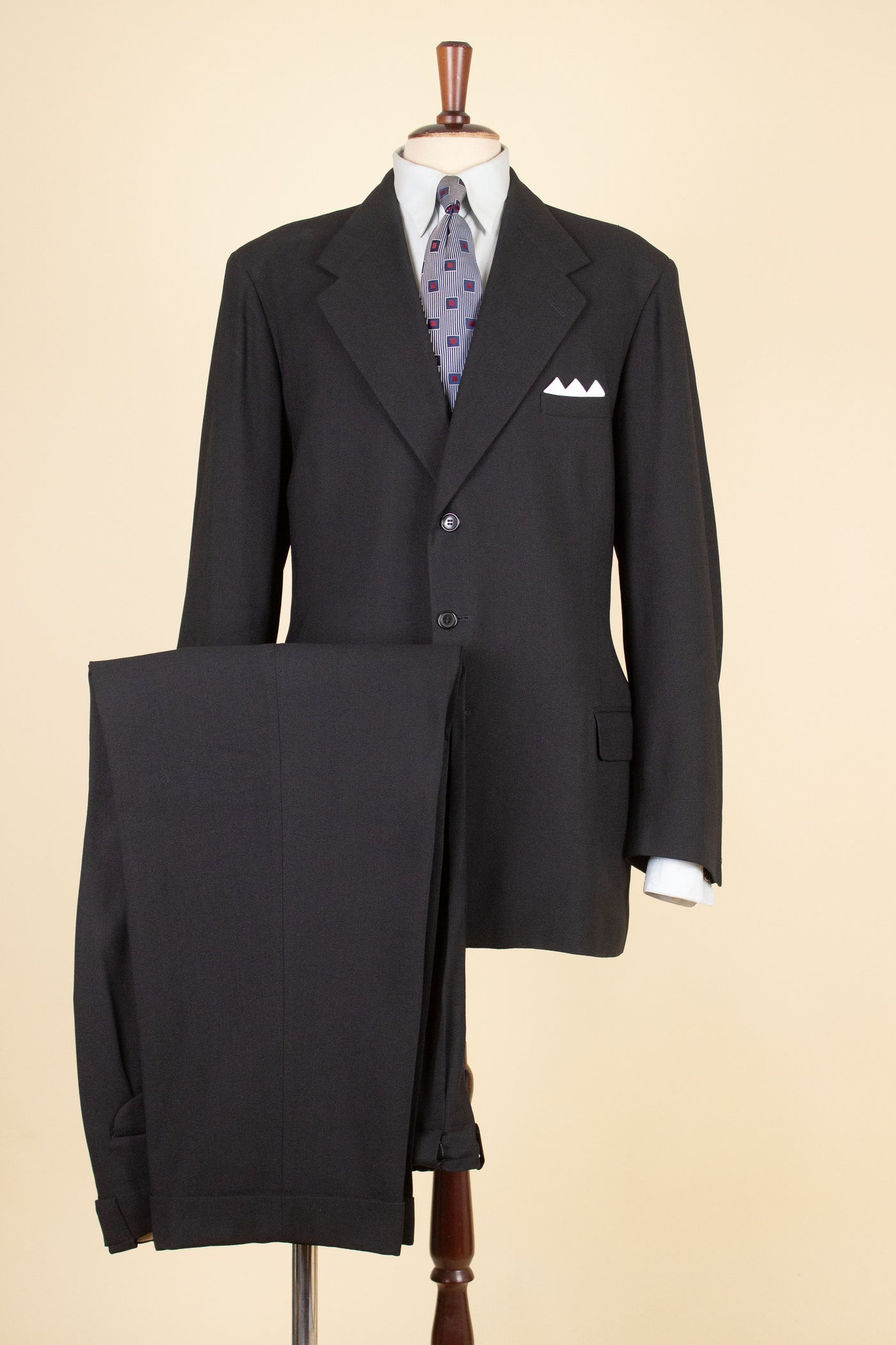 SWEDISH 1940s DARK GREY TWO PIECE SINGLE BREASTED SUIT. SIZE CA EU 54-56