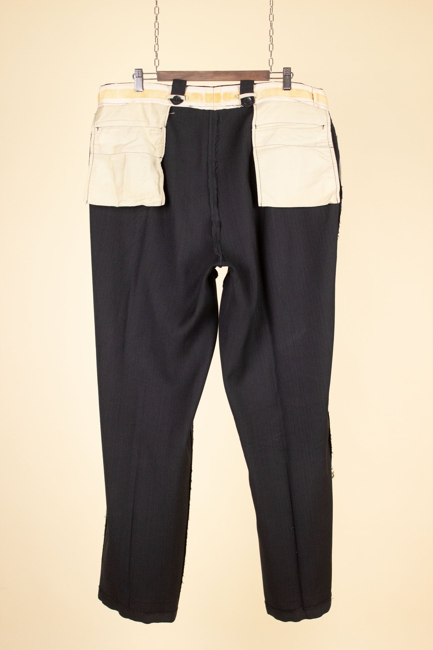 SWEDISH 1940s DARK GREY TWO PIECE SINGLE BREASTED SUIT. SIZE CA EU 54-56